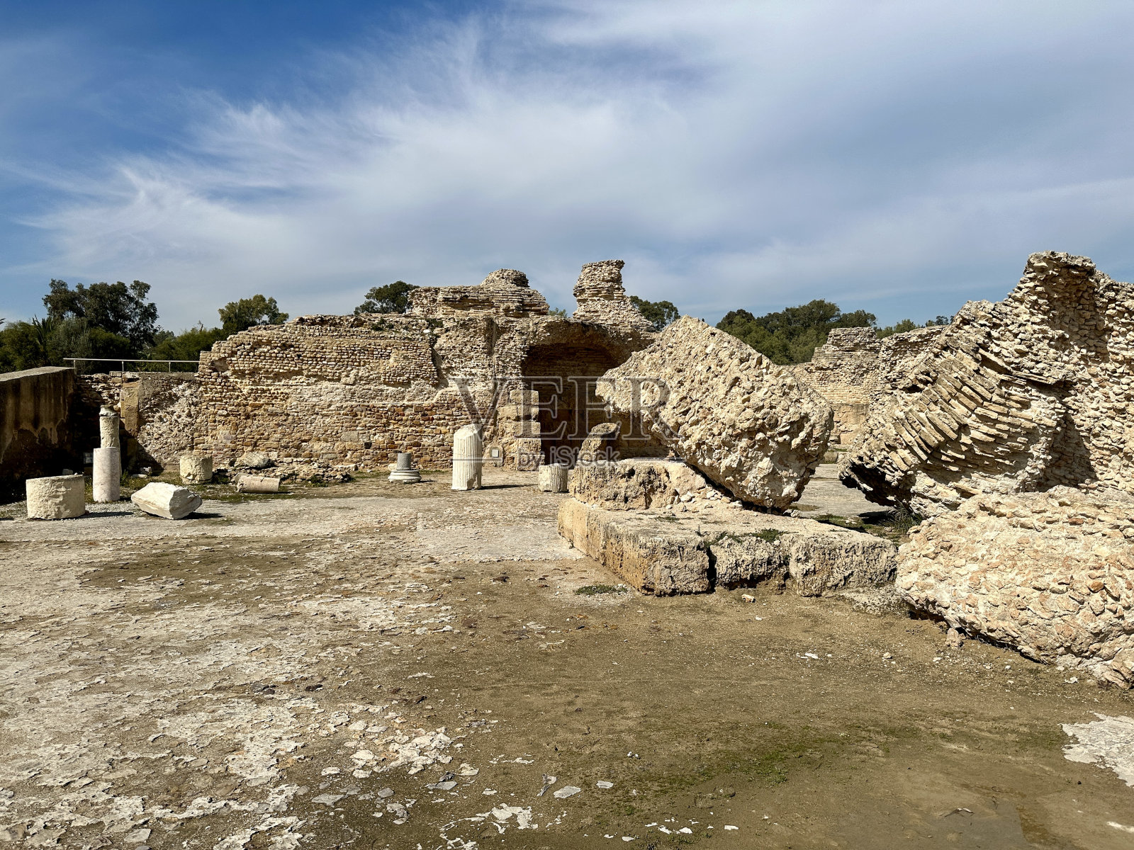 古迦太基废墟上的安东尼浴场和倒塌的建筑照片摄影图片