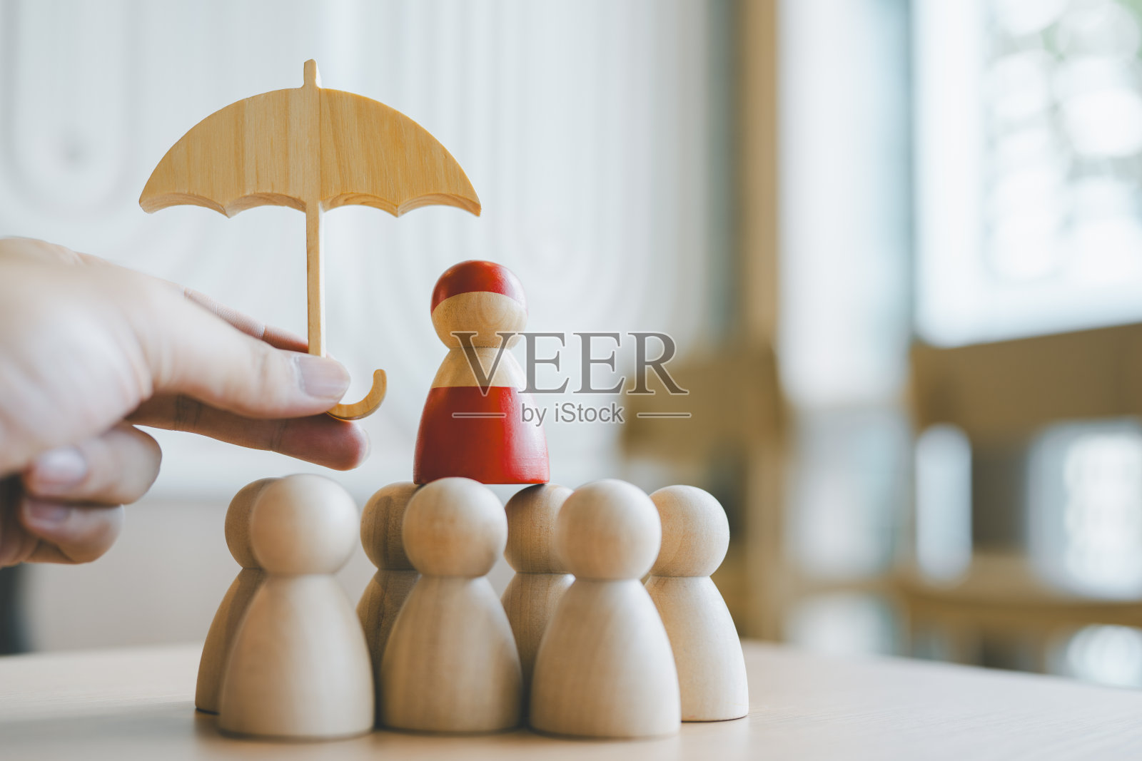 雨伞图标和人物模型。安全保障和团体保险。家庭居家概念、保障、保健日、车险。照片摄影图片