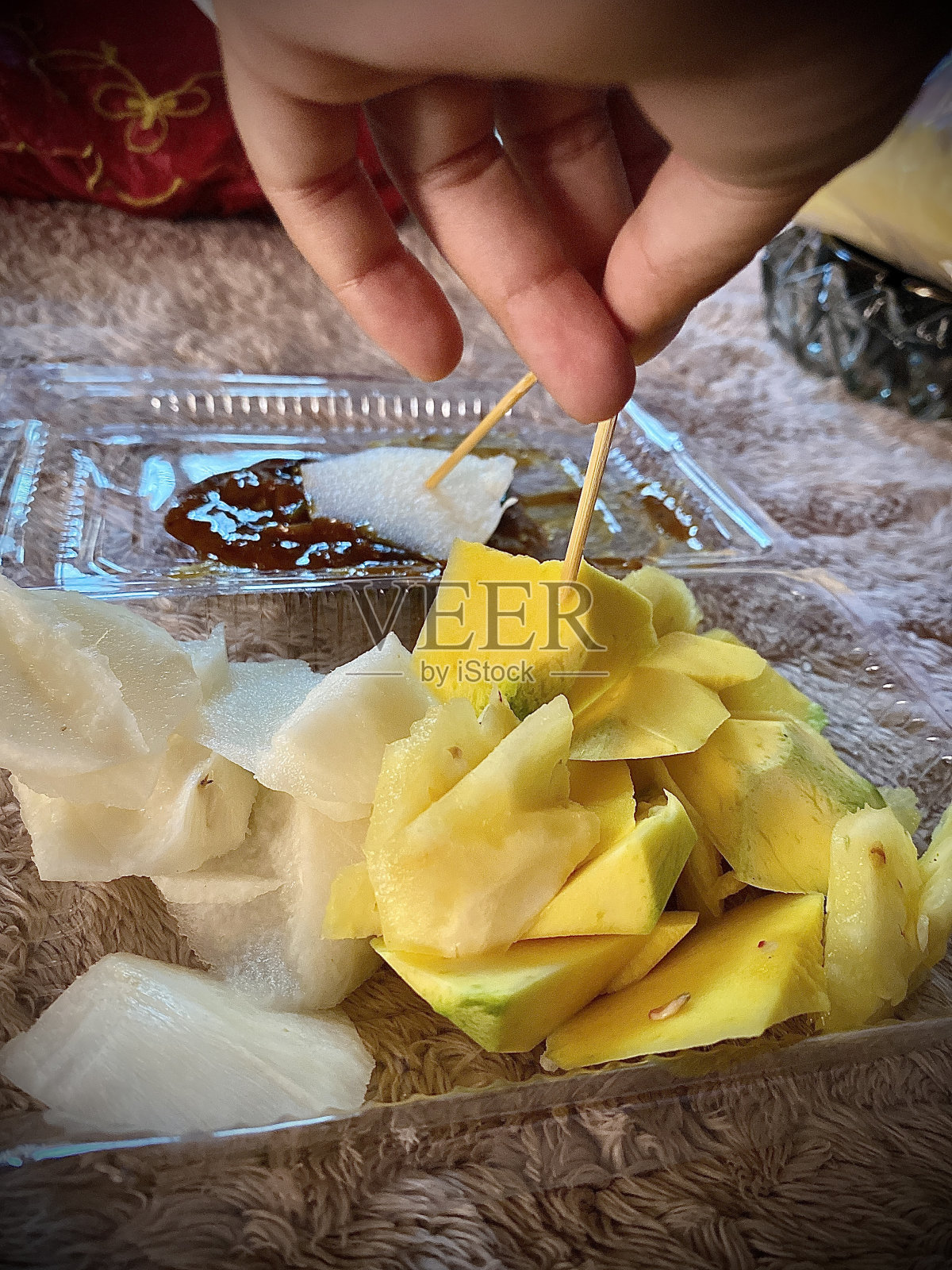 切水果沙拉配爪哇糖泥辣椒酱照片摄影图片