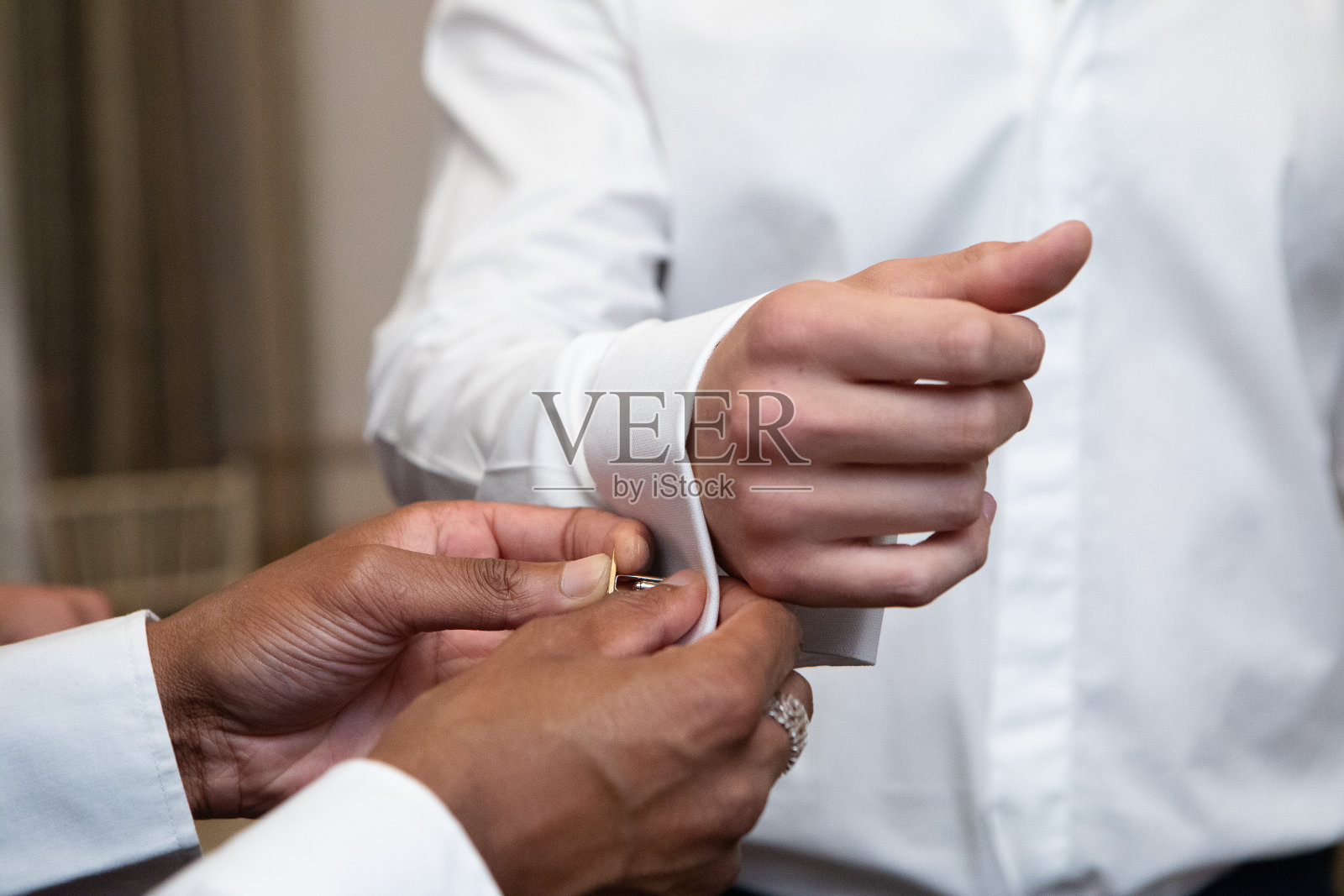 伴郎帮助新郎准备婚礼照片摄影图片