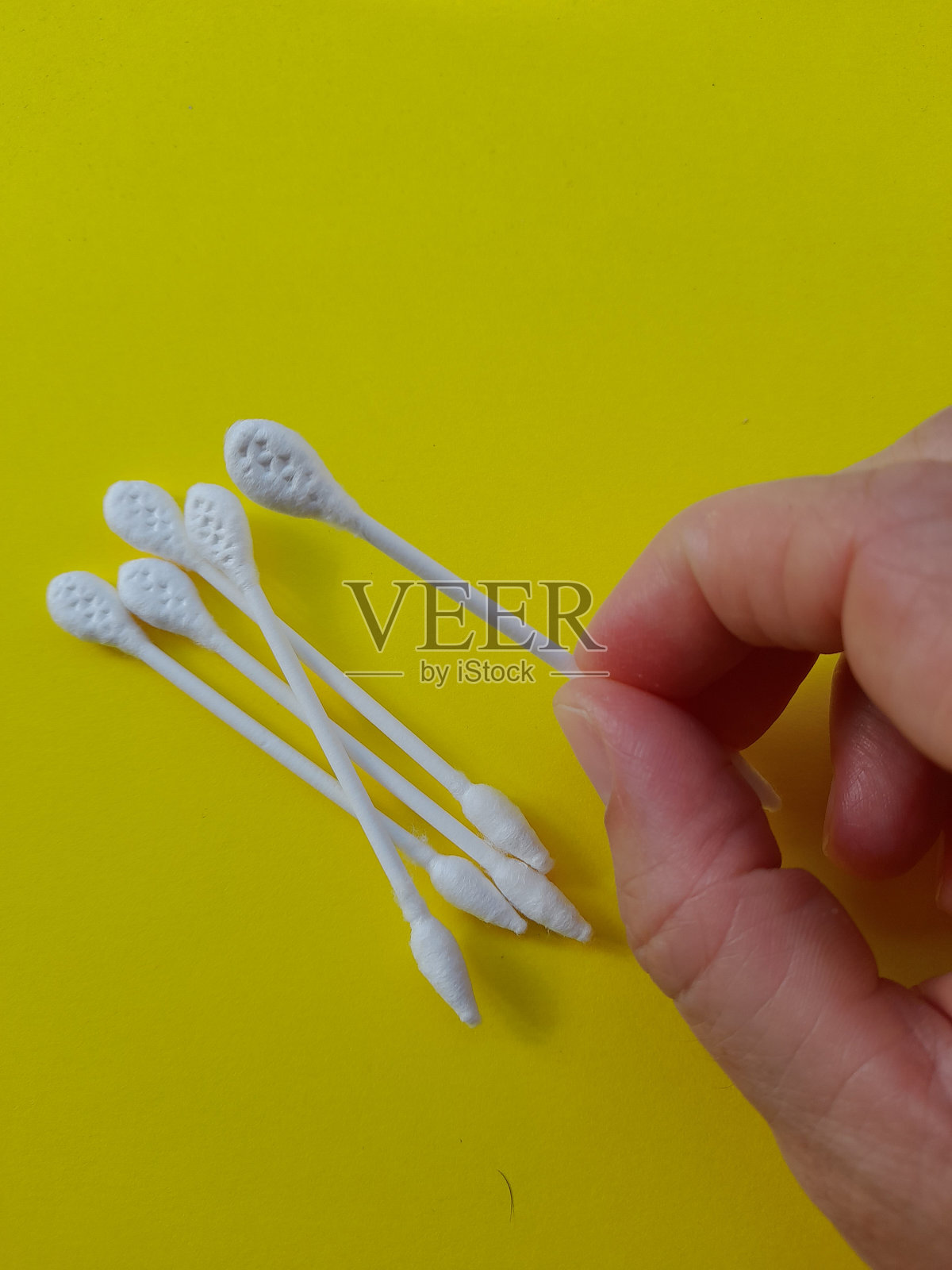 手拿清洁耳棒照片摄影图片