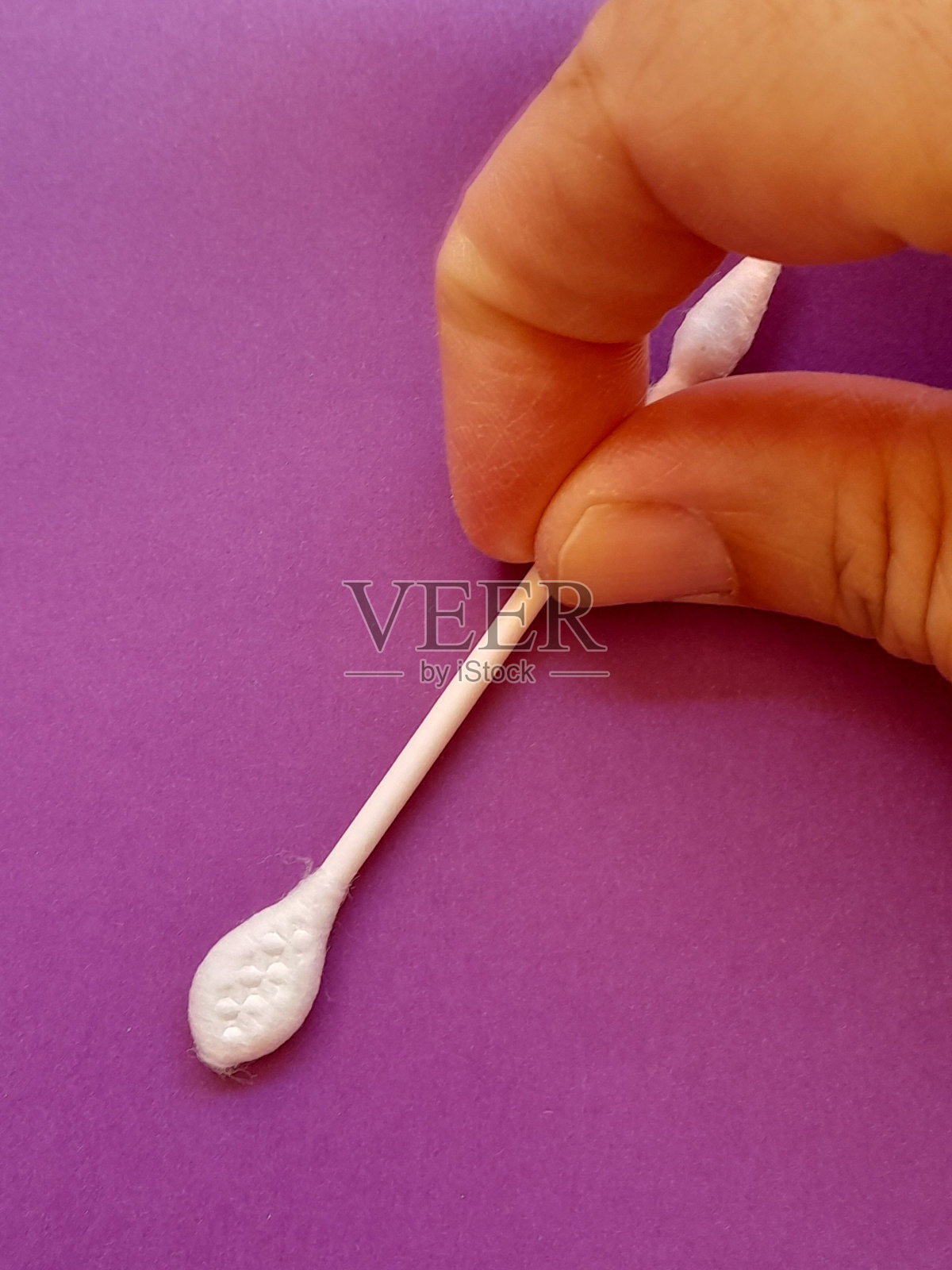 紫底手耳清洁棒照片摄影图片