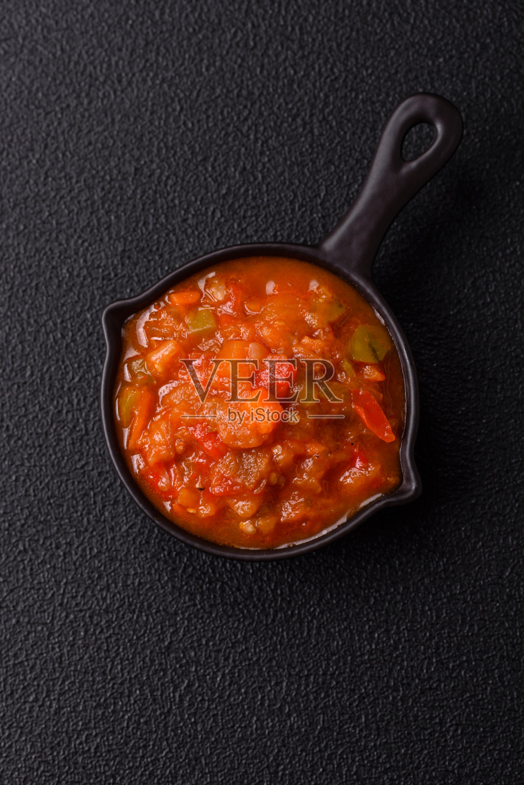 用辣椒、西红柿、大蒜、香料制成的红辣酱或辣酱照片摄影图片