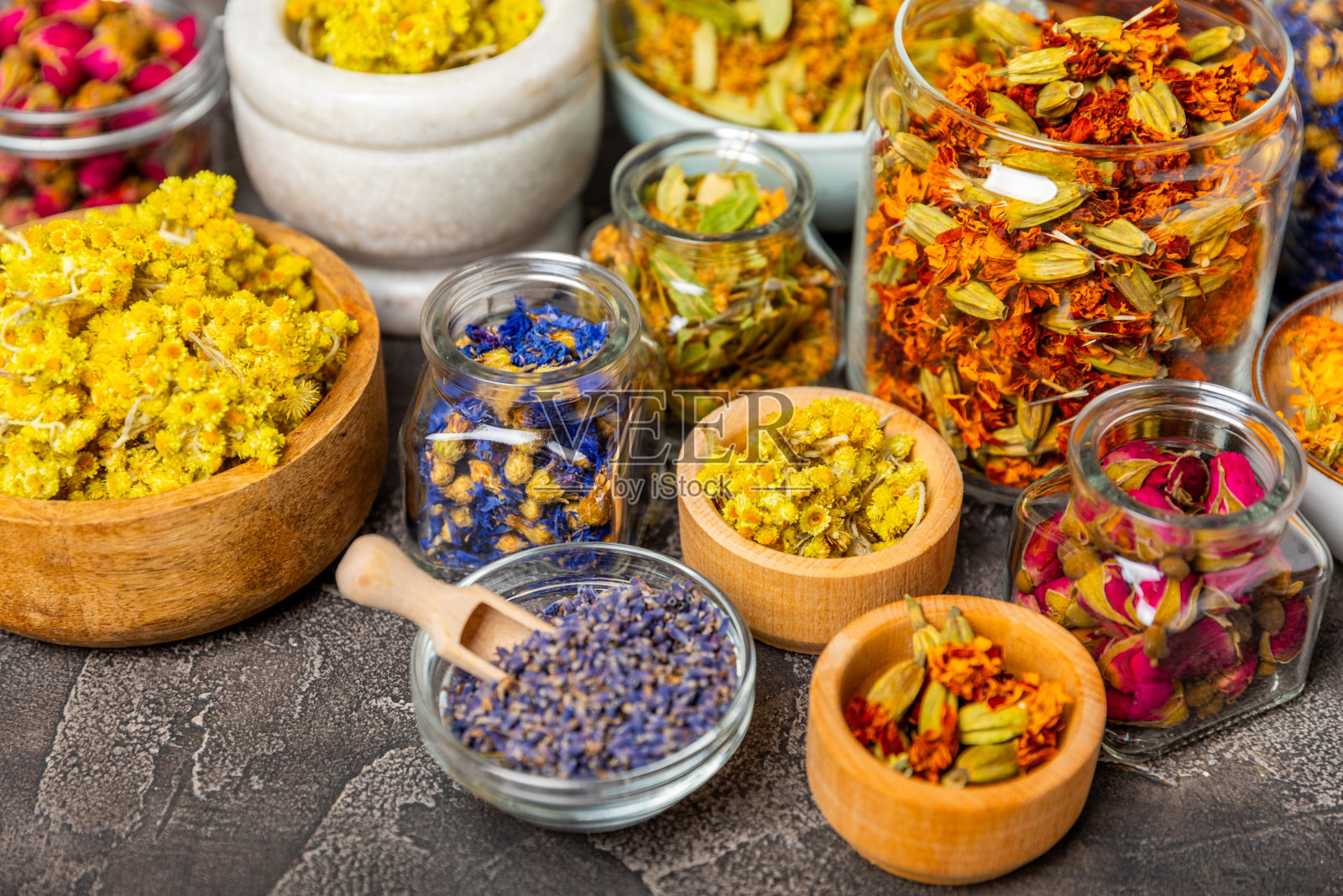 各种干草本和浆果茶的背景。茶党概念。草药。治疗药草。替代医学。菩提树，金盏花，矢车菊，万寿菊，三色菊，茶玫瑰。照片摄影图片