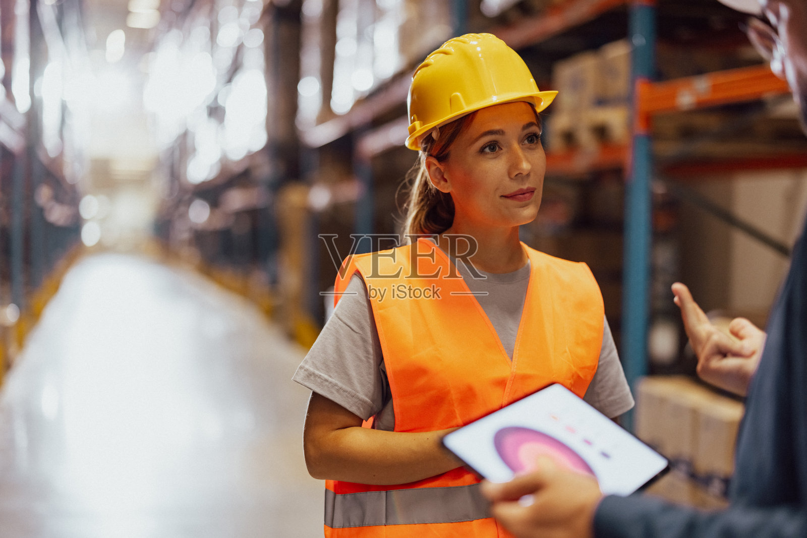 女仓库工人与经理谈话照片摄影图片