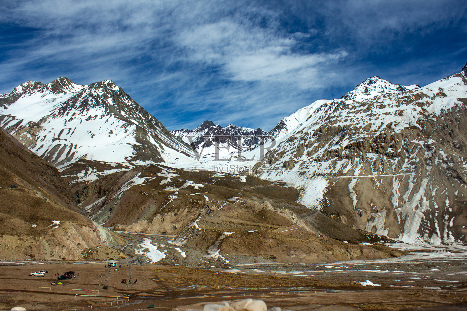 从温泉可以看到山脉的美景照片摄影图片