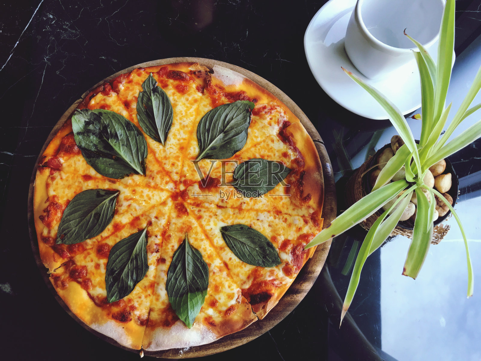 披萨配马苏里拉奶酪，西红柿和罗勒叶。照片摄影图片