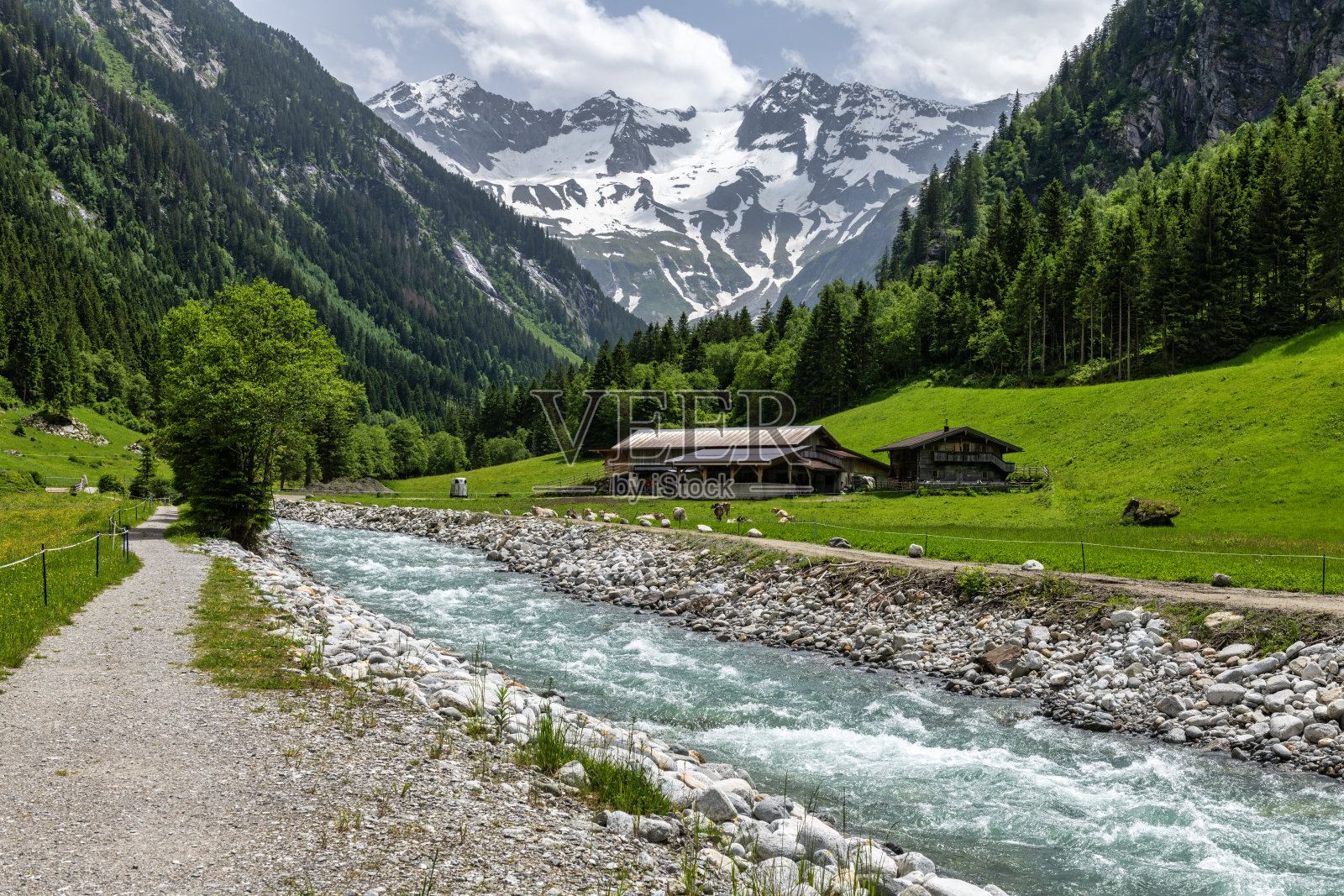 美丽的斯蒂尔鲁普山谷和斯蒂尔鲁普河附近的奥地利，欧洲的梅霍芬照片摄影图片