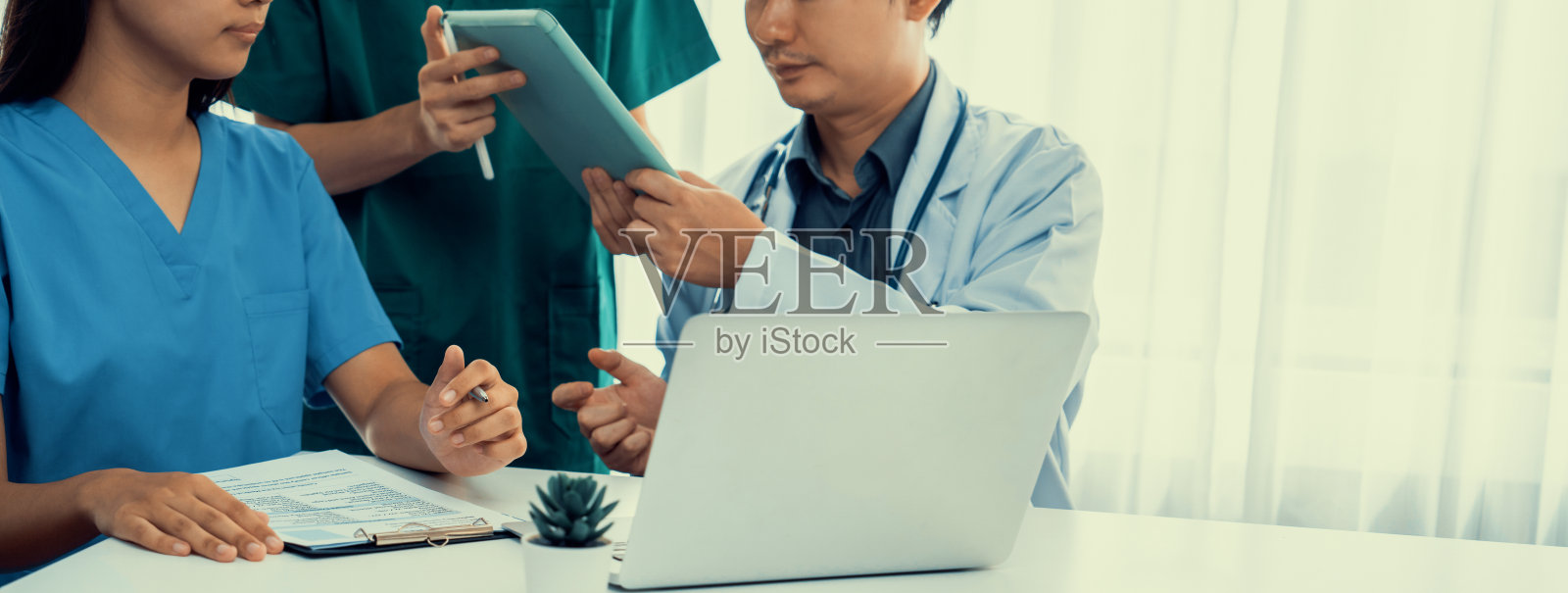 专业的各种医疗团队一起在办公桌上工作。刚性照片摄影图片