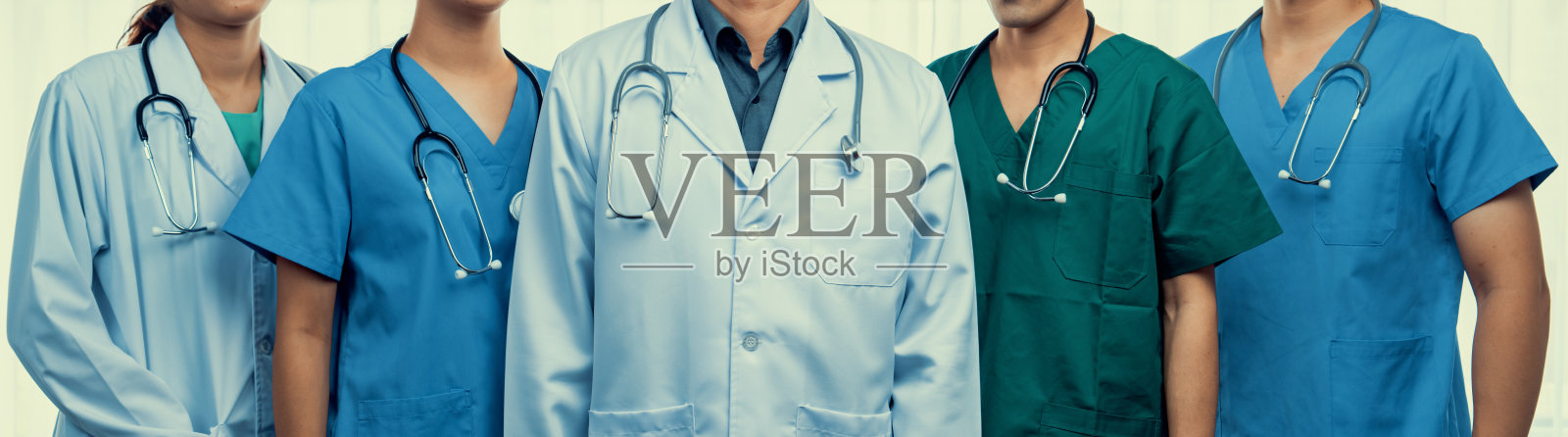 自信而专业的医护人员队伍一起排队。刚性照片摄影图片