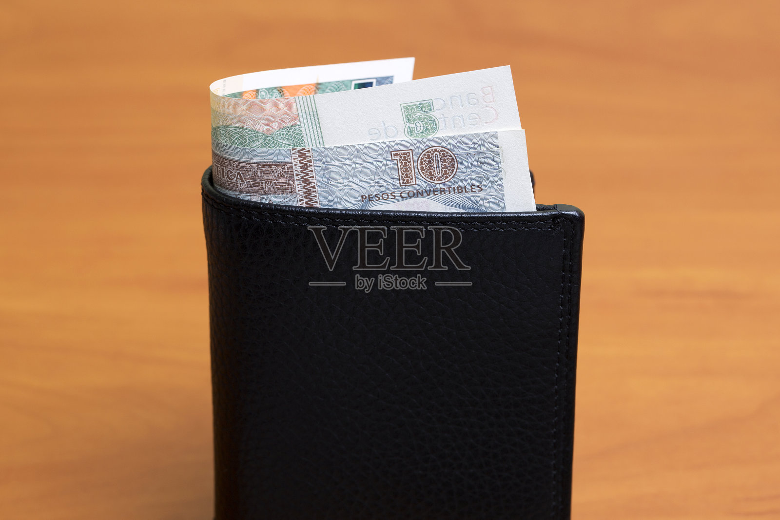 黑色钱包里的古巴可兑换比索照片摄影图片