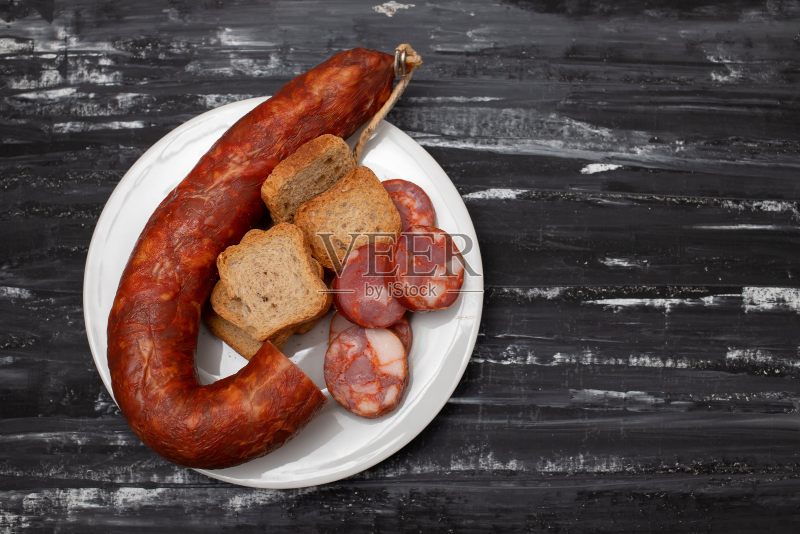 典型的葡萄牙烟熏香肠，装在白色盘子里照片摄影图片