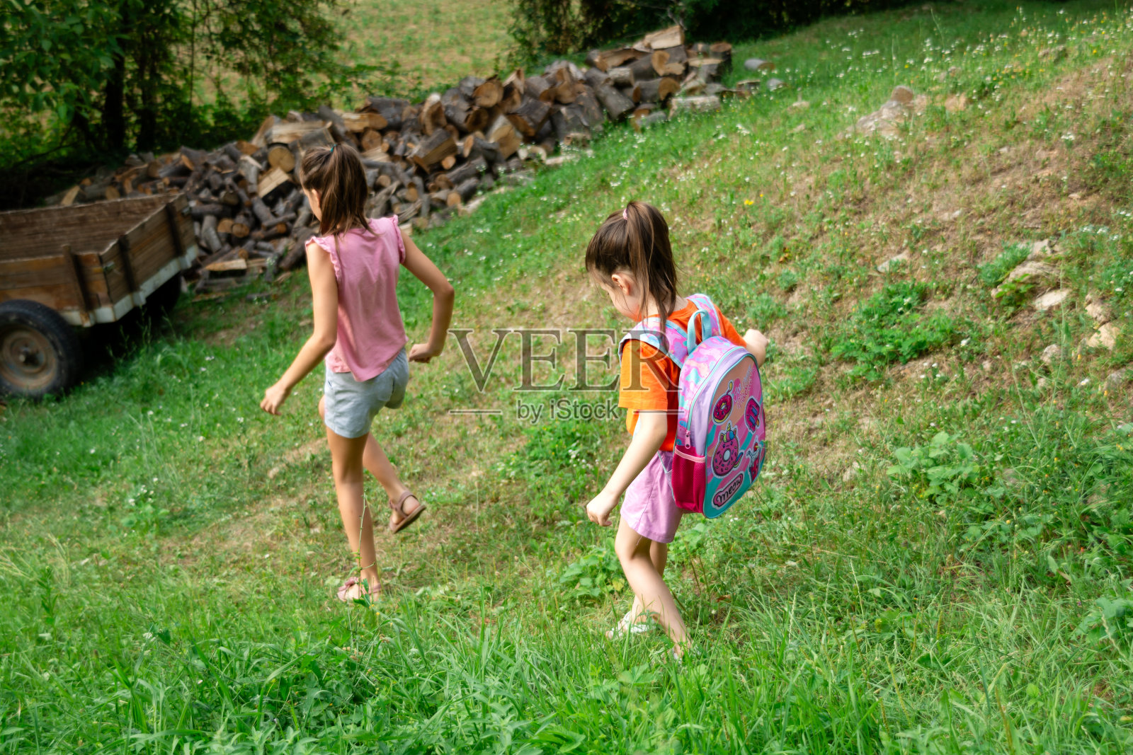 孩子们在村子里散步照片摄影图片