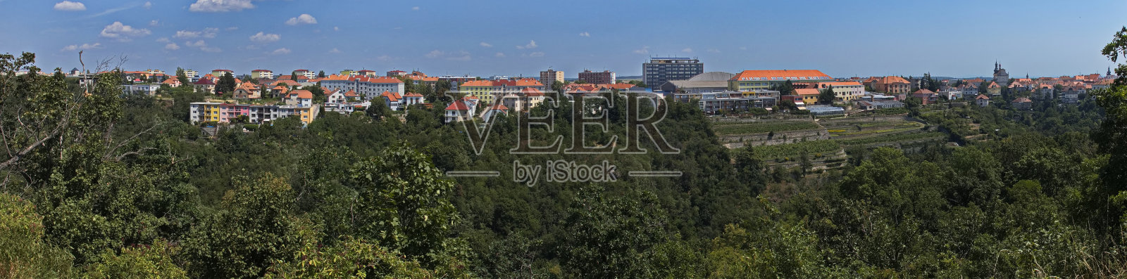 从欧洲捷克共和国南摩拉维亚地区的圣安东尼教堂观看兹诺伊莫南部照片摄影图片