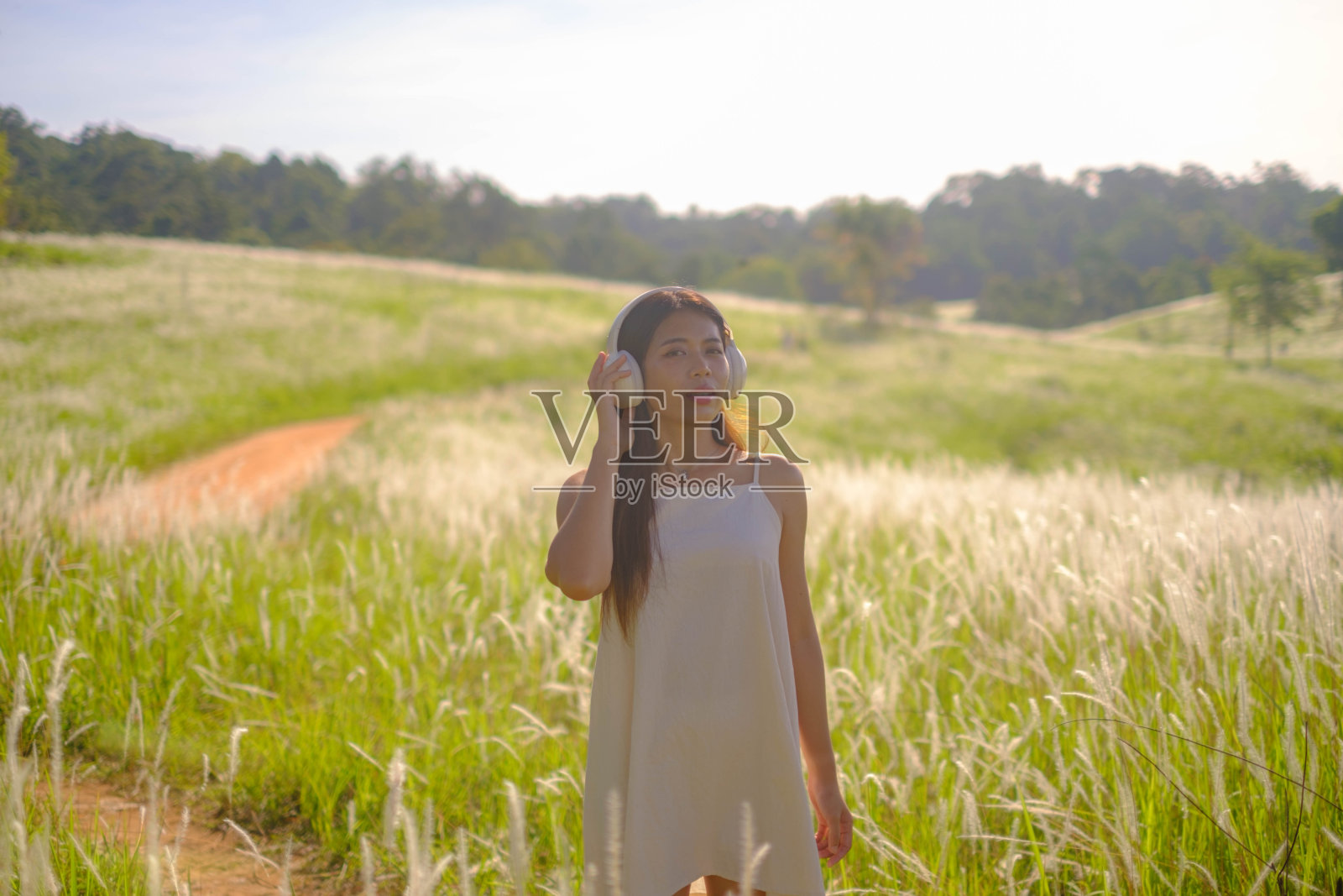 亚洲女孩玩草花照片摄影图片