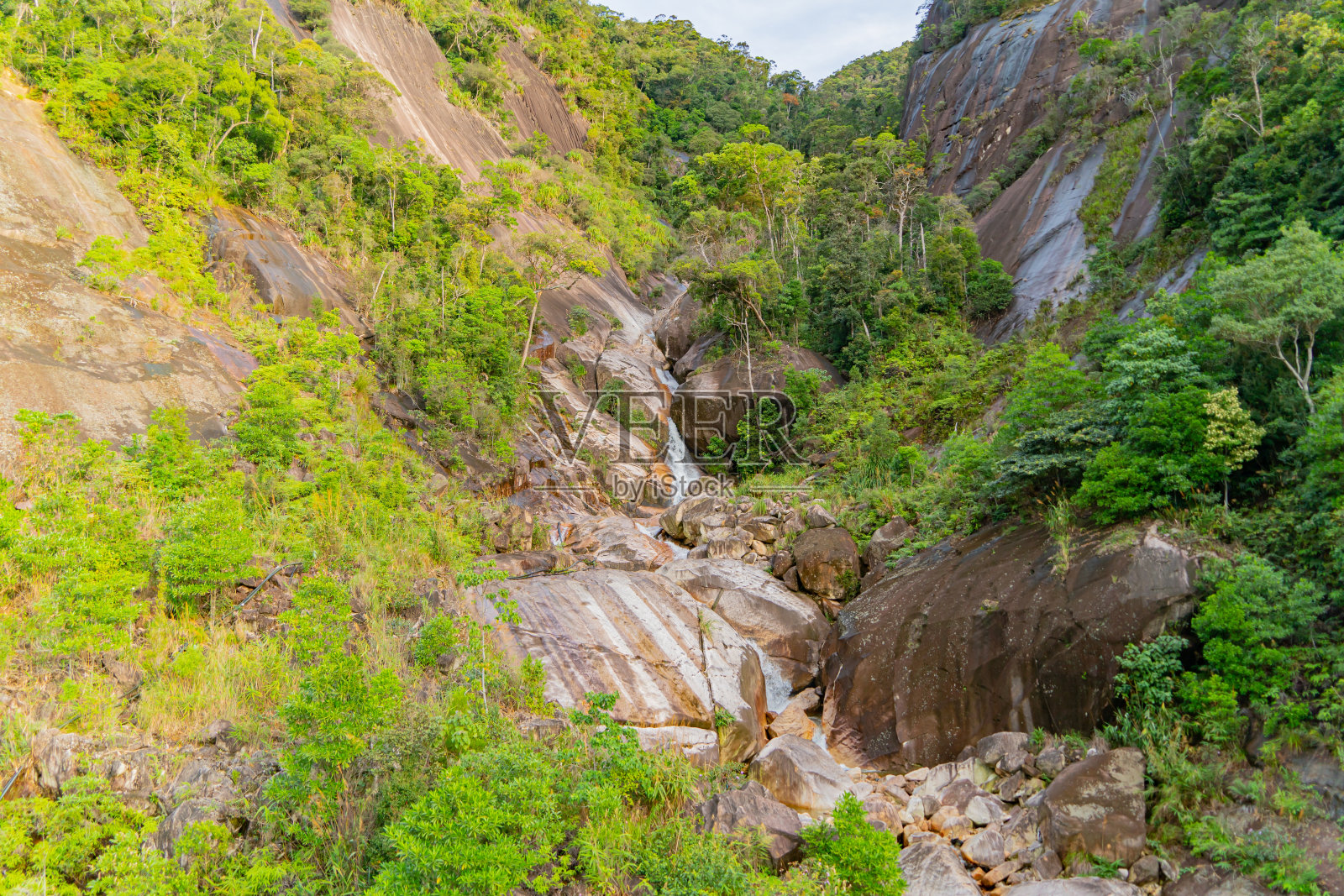 一个小瀑布。照片摄影图片