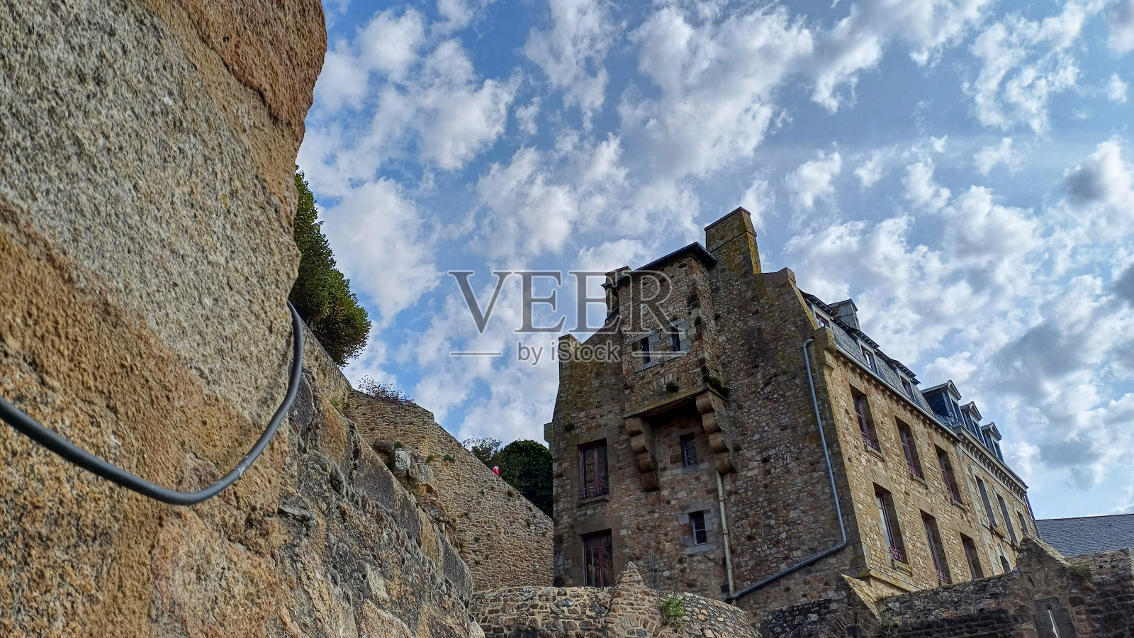 夏季的圣米歇尔山——雄伟的岛屿修道院和美丽的风景照片摄影图片