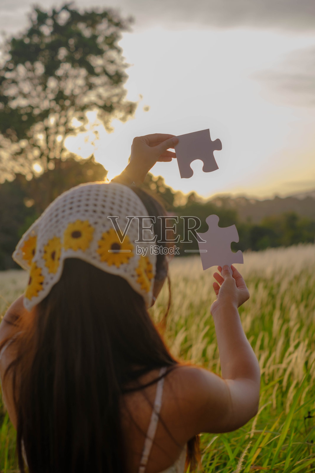 亚洲女孩玩草花照片摄影图片