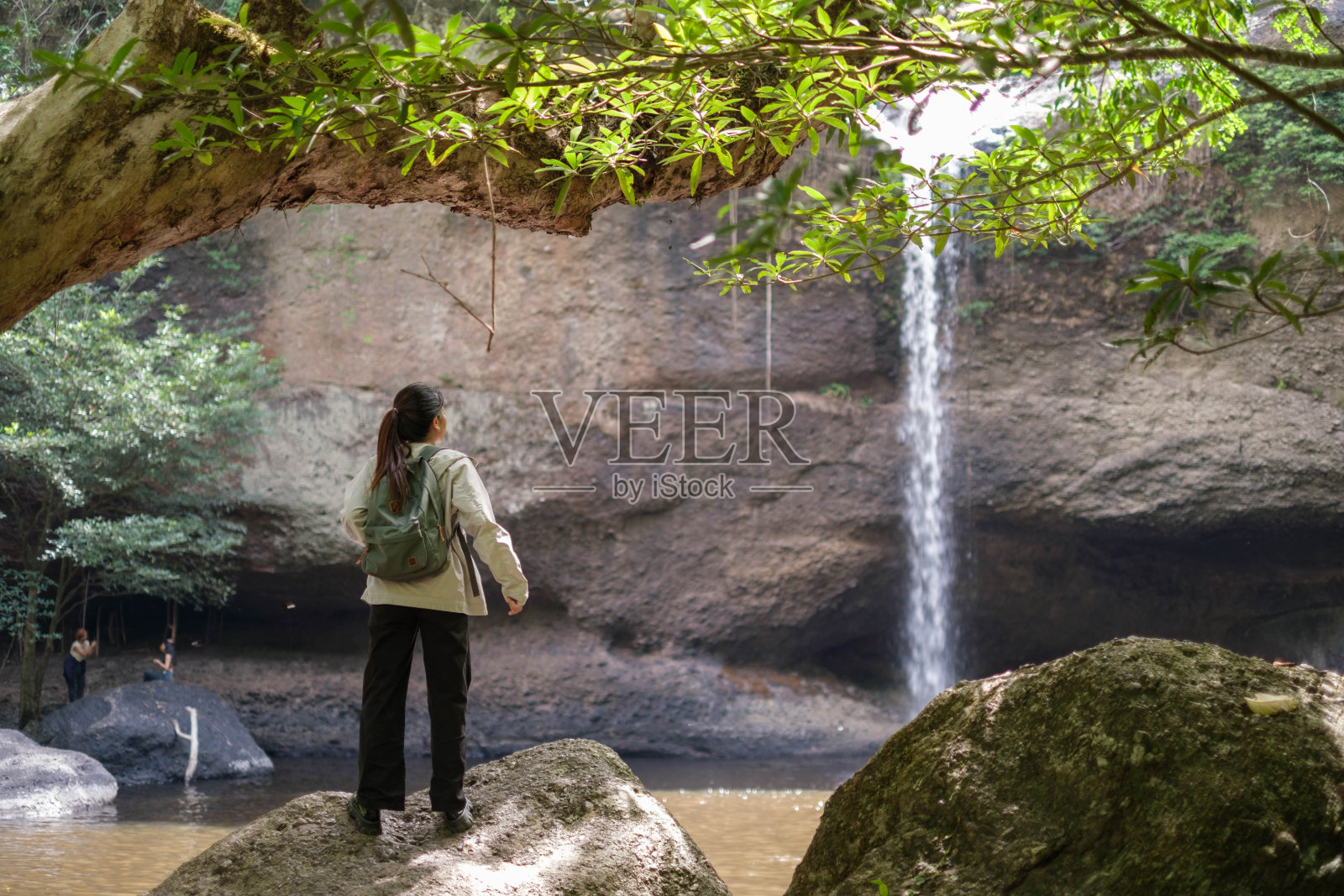 年轻的亚洲女子探索森林照片摄影图片