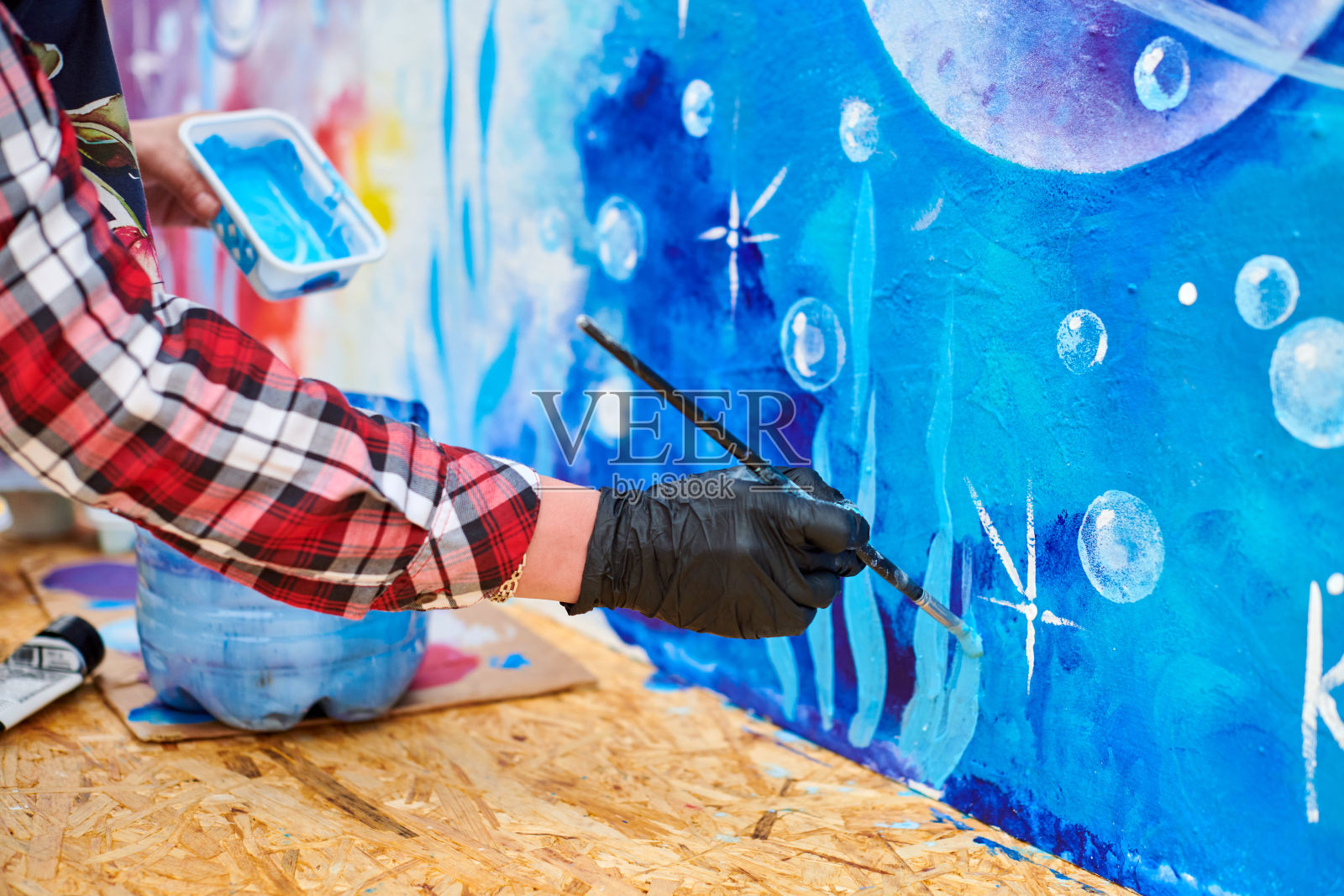 女艺术家用小笔刷在画布上作画照片摄影图片