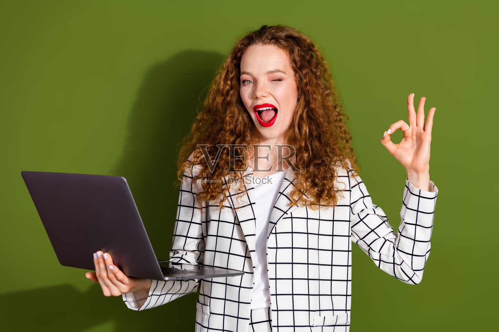 照片肖像漂亮的年轻女孩交叉双手自信地穿着时髦的白色格纹服装孤立的卡其色背景照片摄影图片