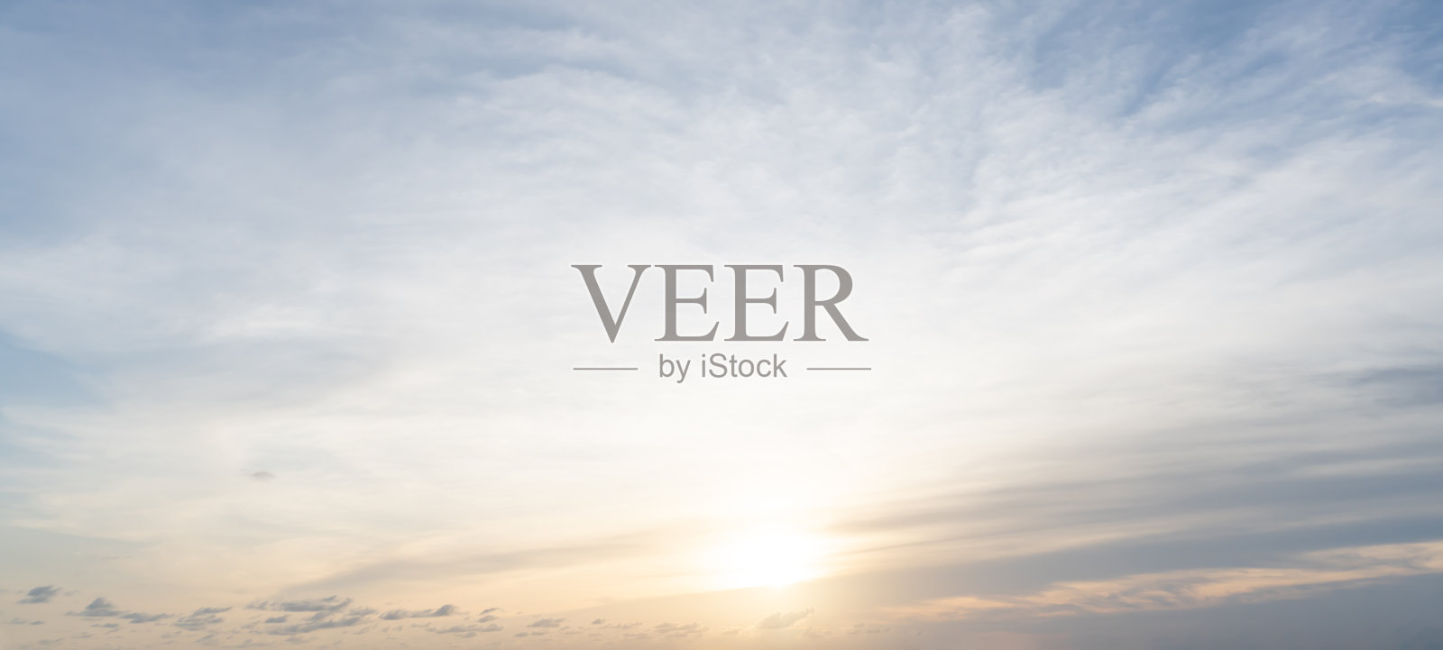 美丽的早晨或傍晚的蓝色和橙色的天空在海上被用作自然的黑色纹理照片摄影图片