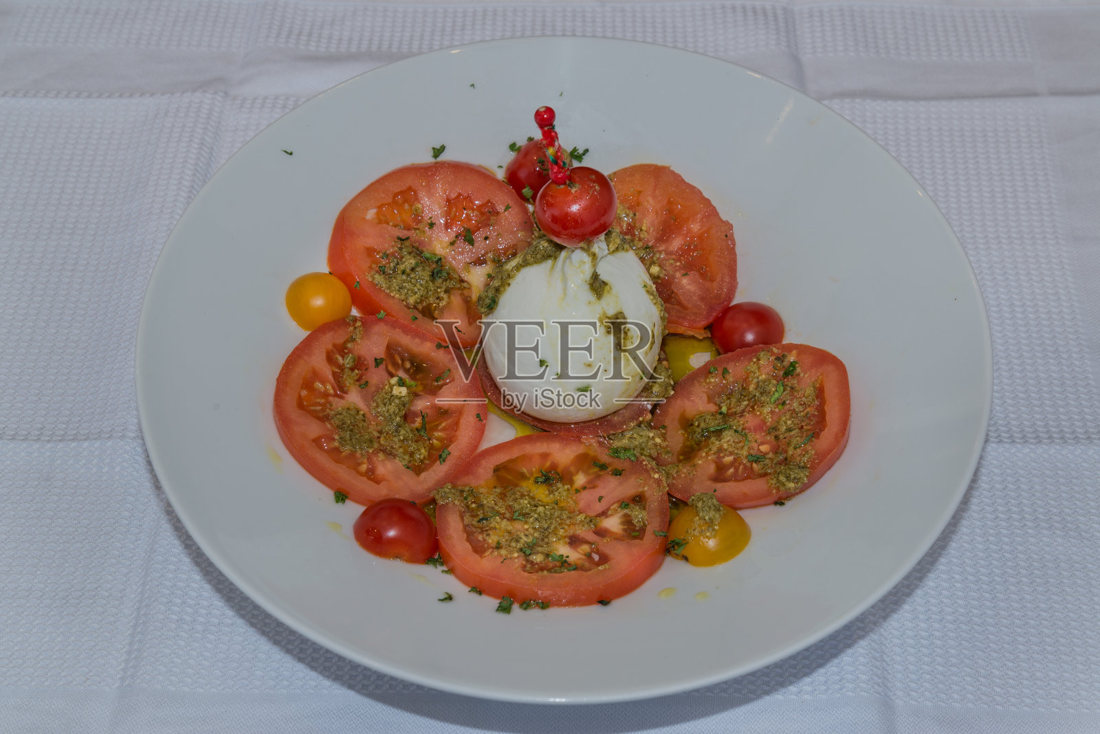 马苏里拉奶酪条和番茄片放在盘子里照片摄影图片