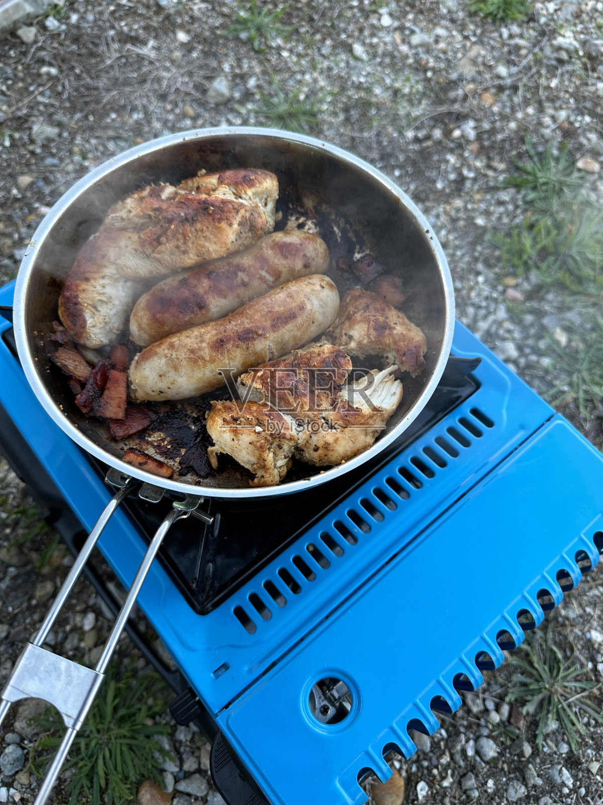 露营时在烤架上烤肉照片摄影图片