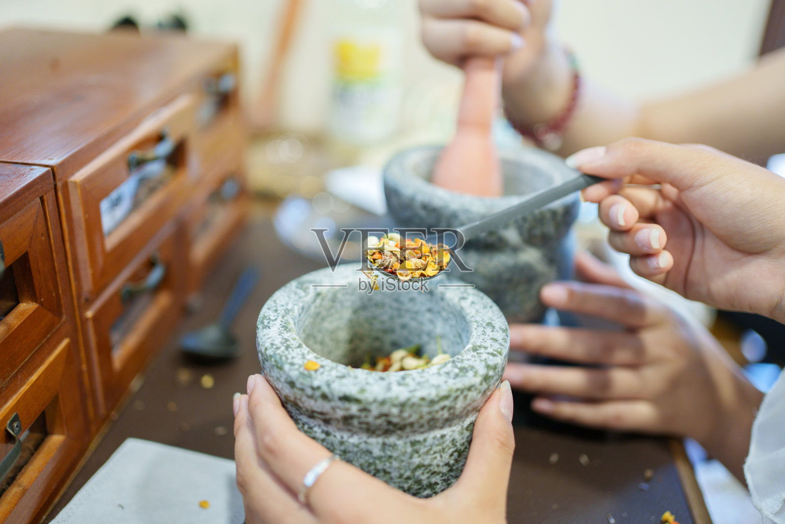 采摘和研磨香料照片摄影图片