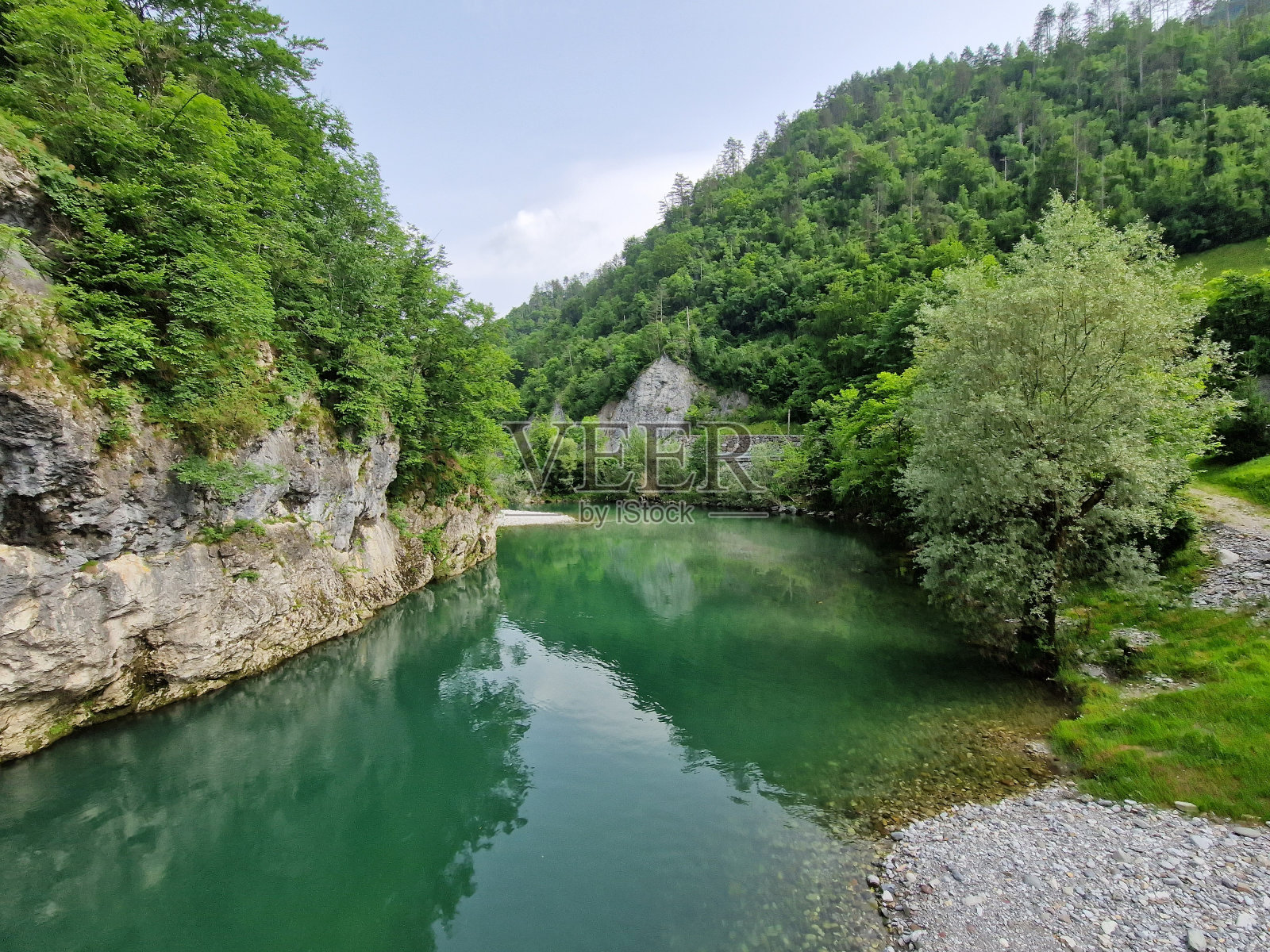 绿色的伊德里加河照片摄影图片
