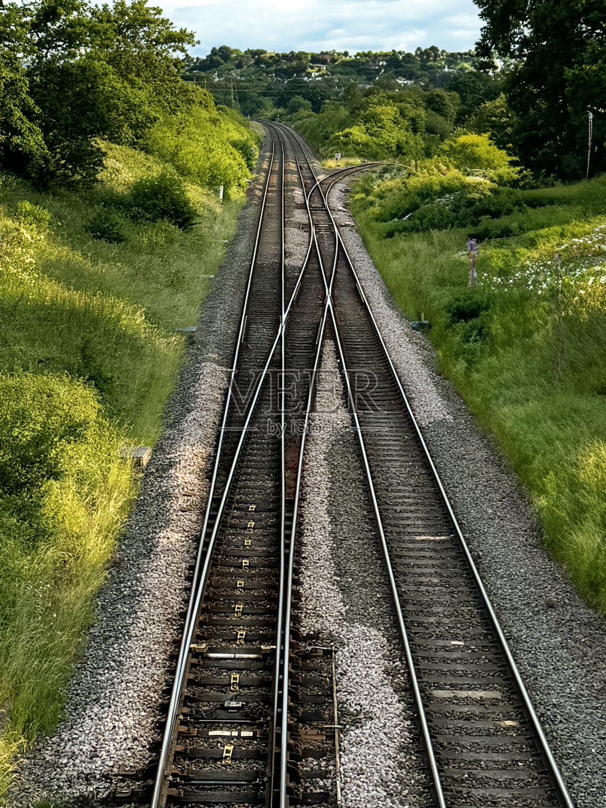 铁路和火车轨线穿过乡村的特写图像，枕木，封顶层，压载碎石，铁轨，缩小视角，高架视图照片摄影图片