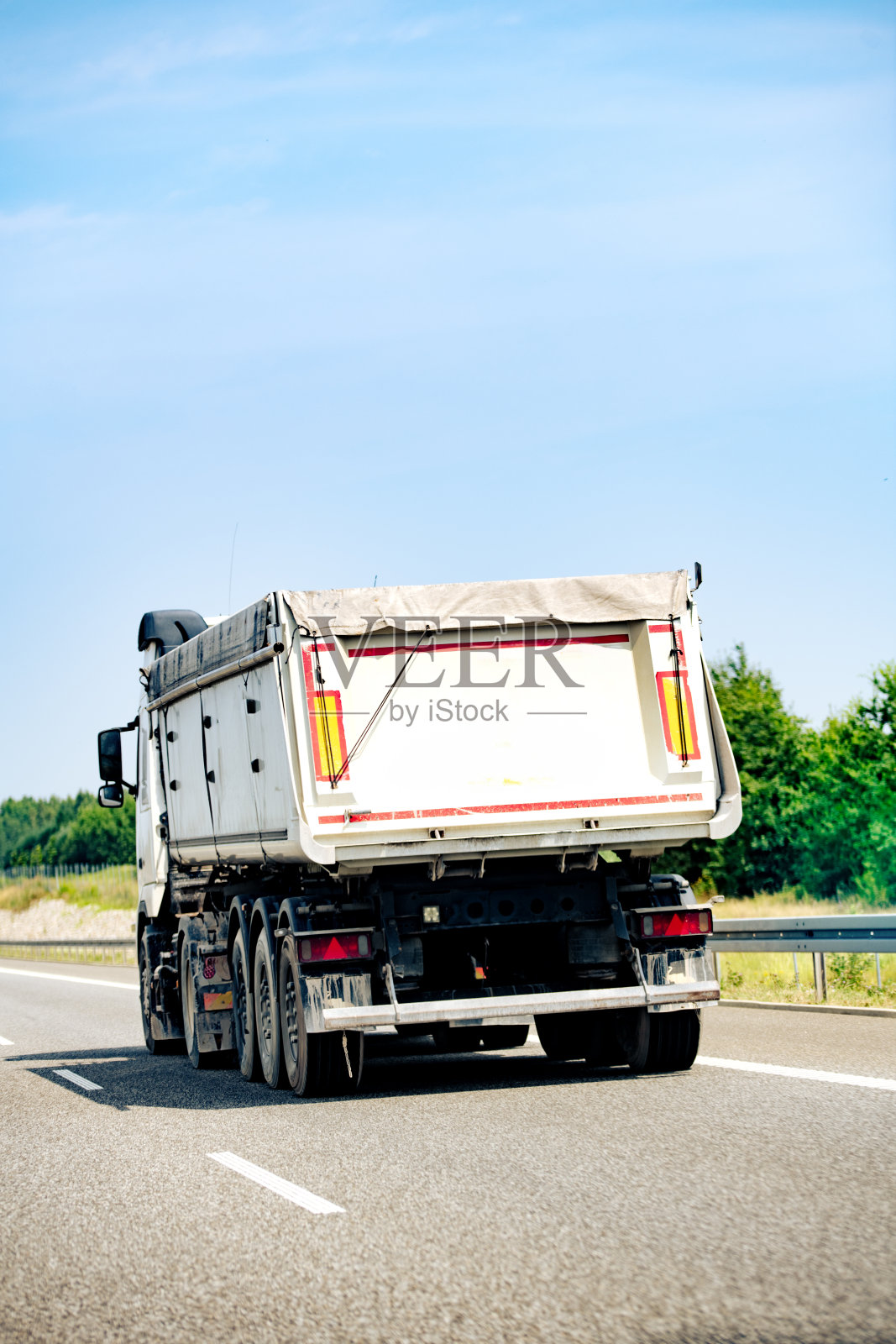 高速公路上的半挂车照片摄影图片