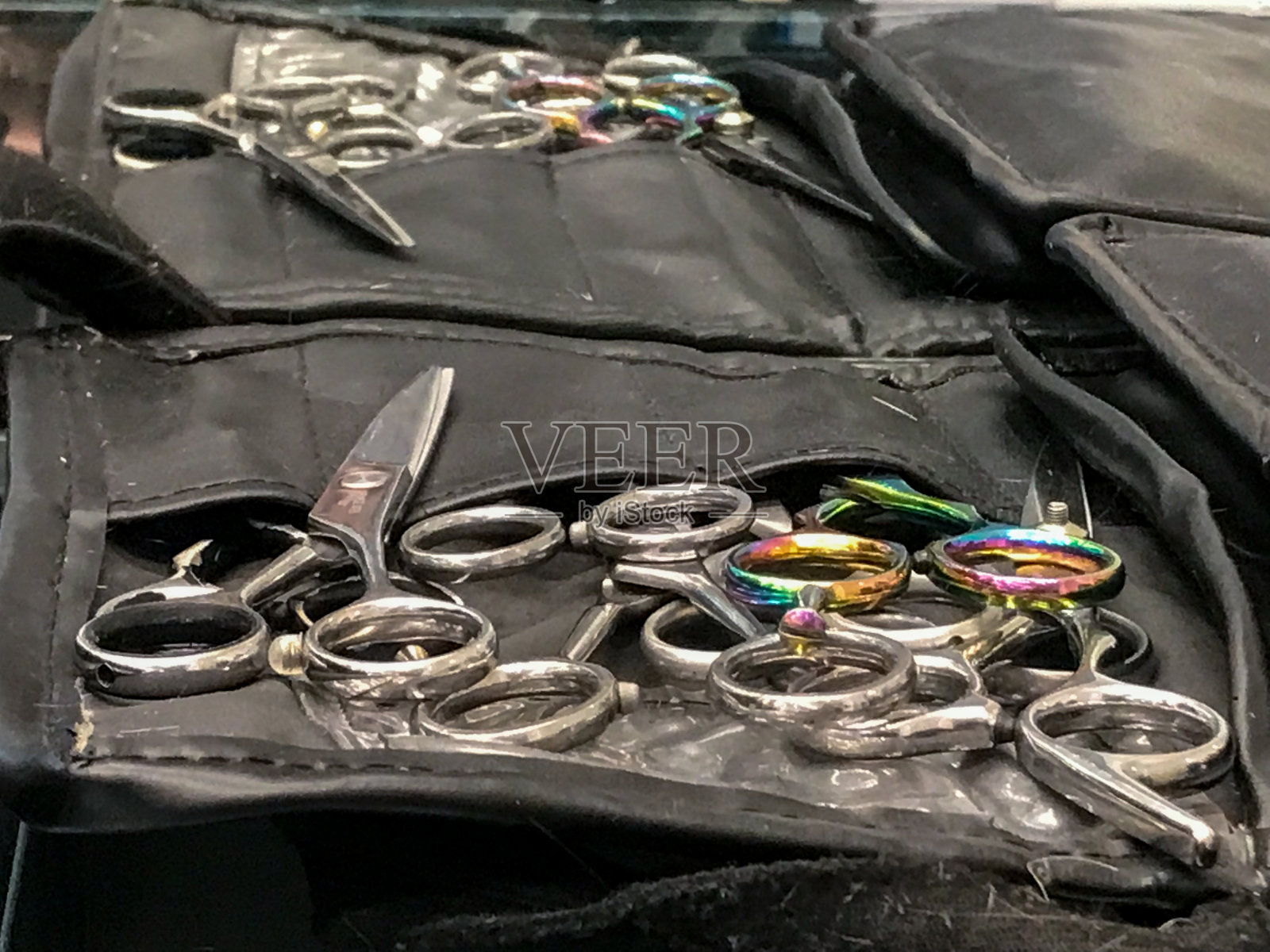 剪刀落在理发师的家具上照片摄影图片