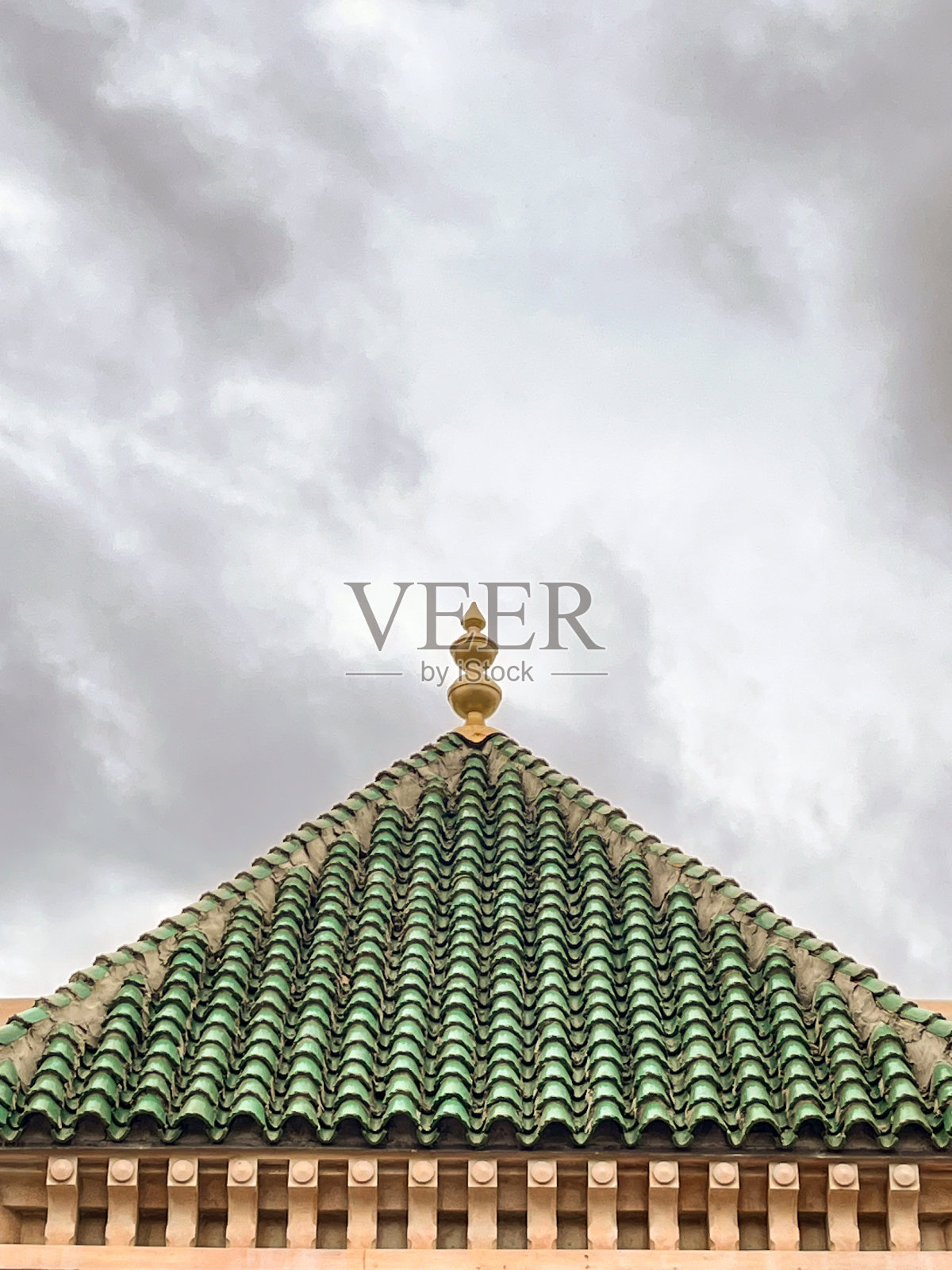 绿瓦山墙屋顶。建筑照片摄影图片