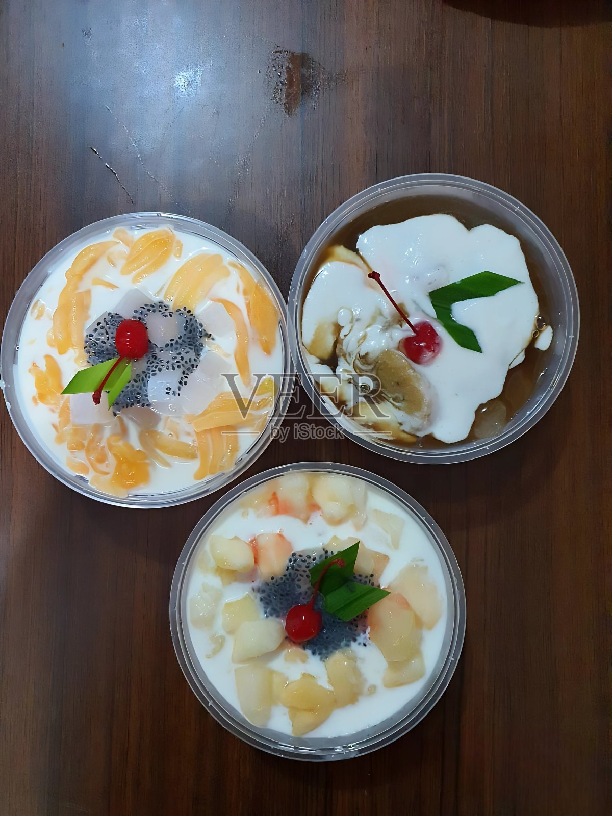 美味的印尼三人甜点，es campur和bubur sumsum俯视图拍摄照片摄影图片