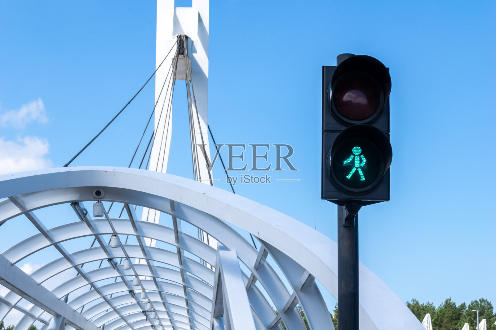 Ustka人行天桥上的交通信号灯照片摄影图片