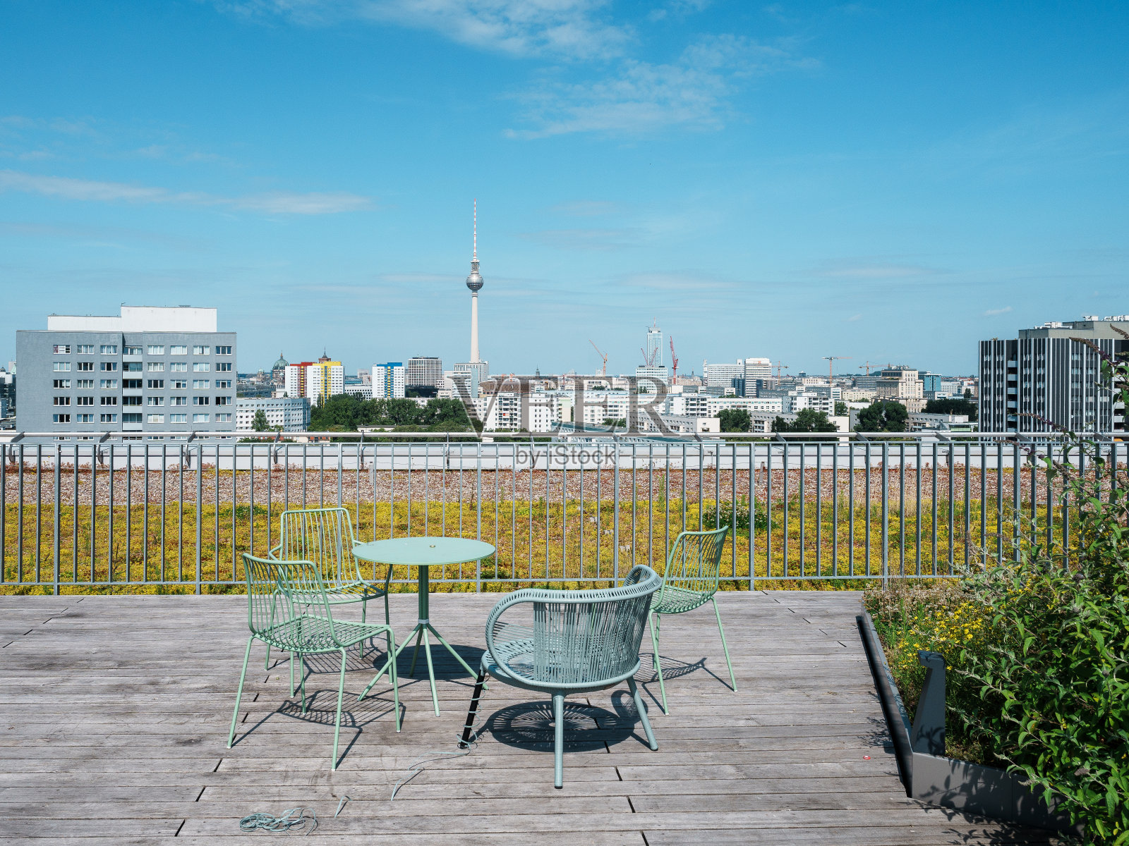 屋顶露台，可以欣赏到柏林的城市景观，包括标志性的电视塔照片摄影图片