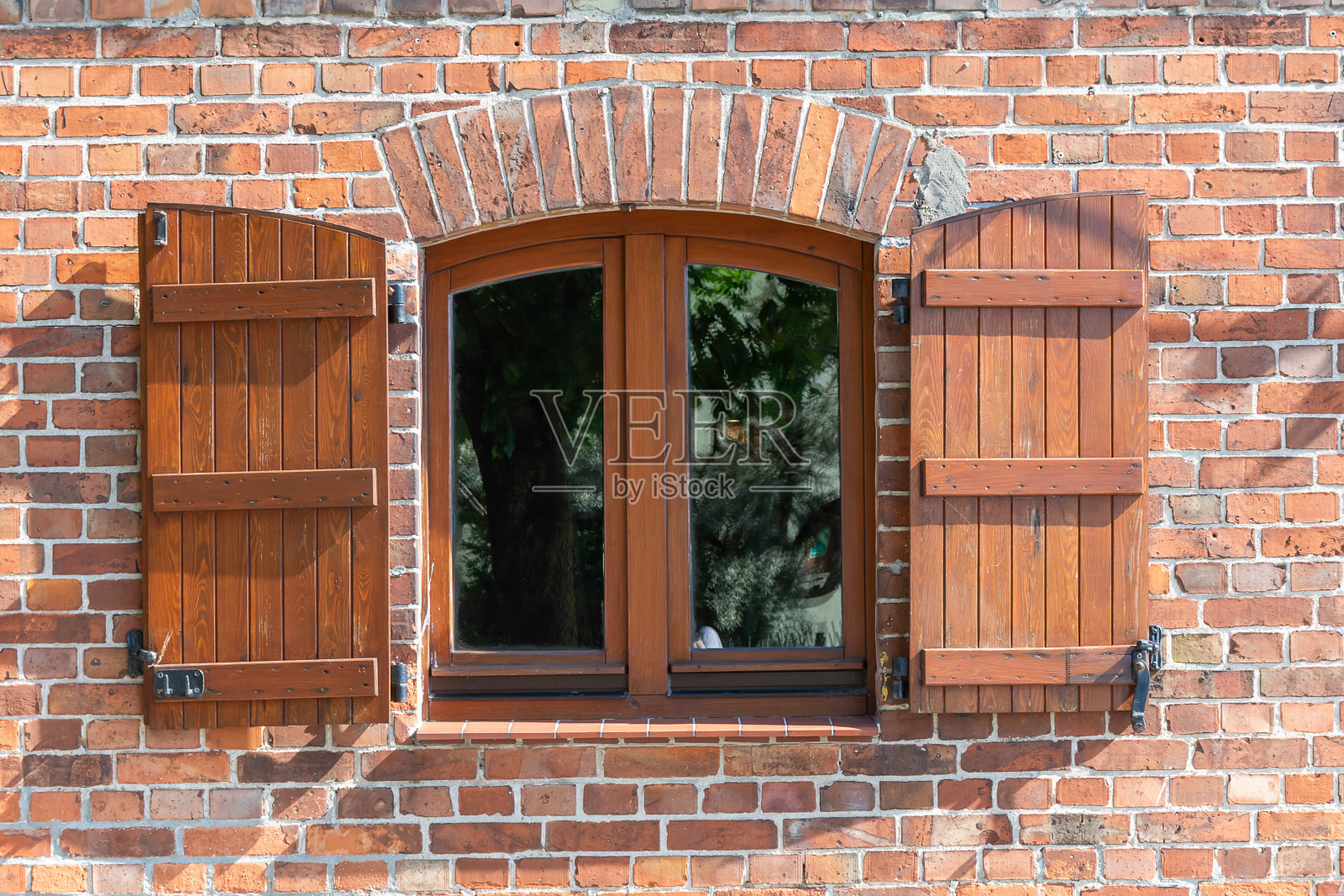 木百叶窗映衬着红砖墙的背景照片摄影图片