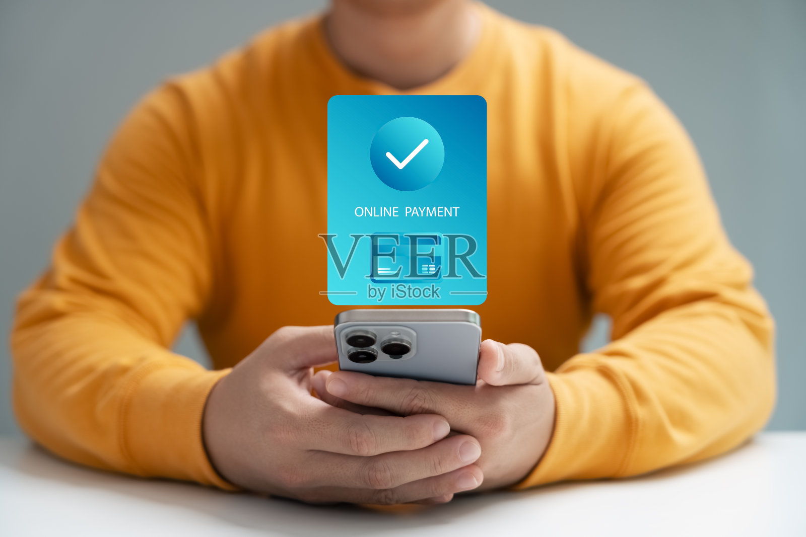 无现金社会数字在线支付，商人使用智能手机网上购物。照片摄影图片