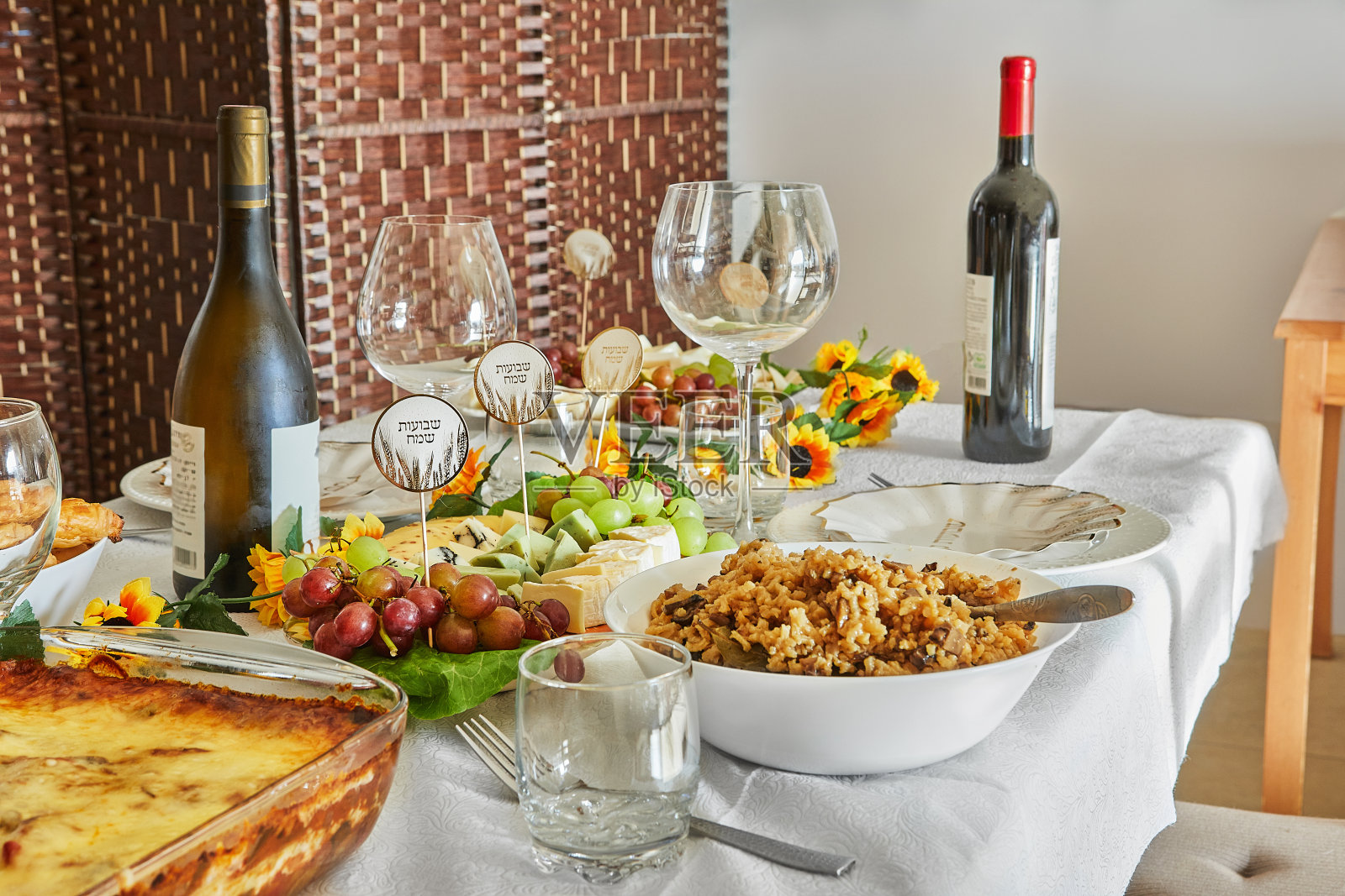 节日妥善安放的五旬节餐桌和葡萄酒照片摄影图片