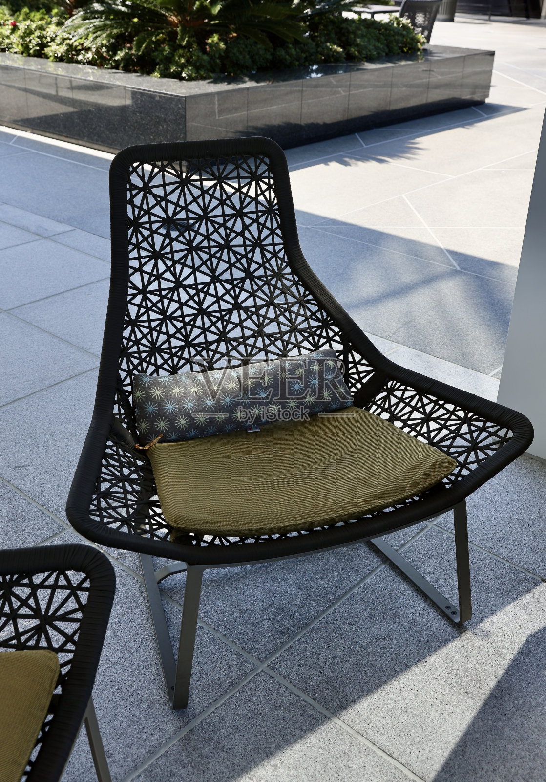 后院有漂亮的庭院家具照片摄影图片