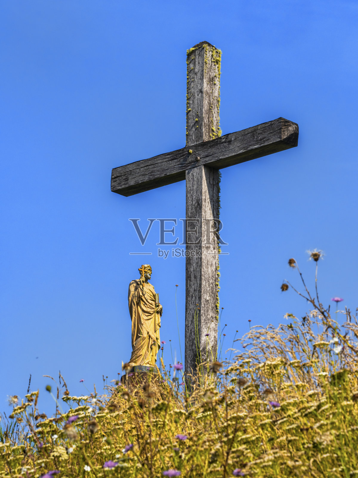 法国萨鲁圣朱利安的木十字架和雕像照片摄影图片