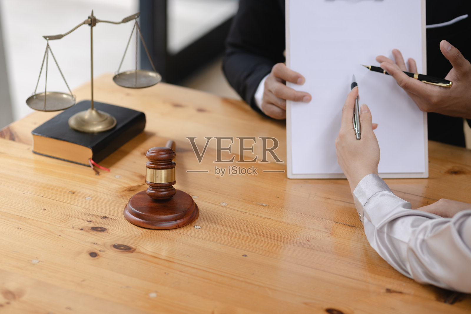 律师在法庭上使用合同文件和木槌，法律和法律服务概念。照片摄影图片