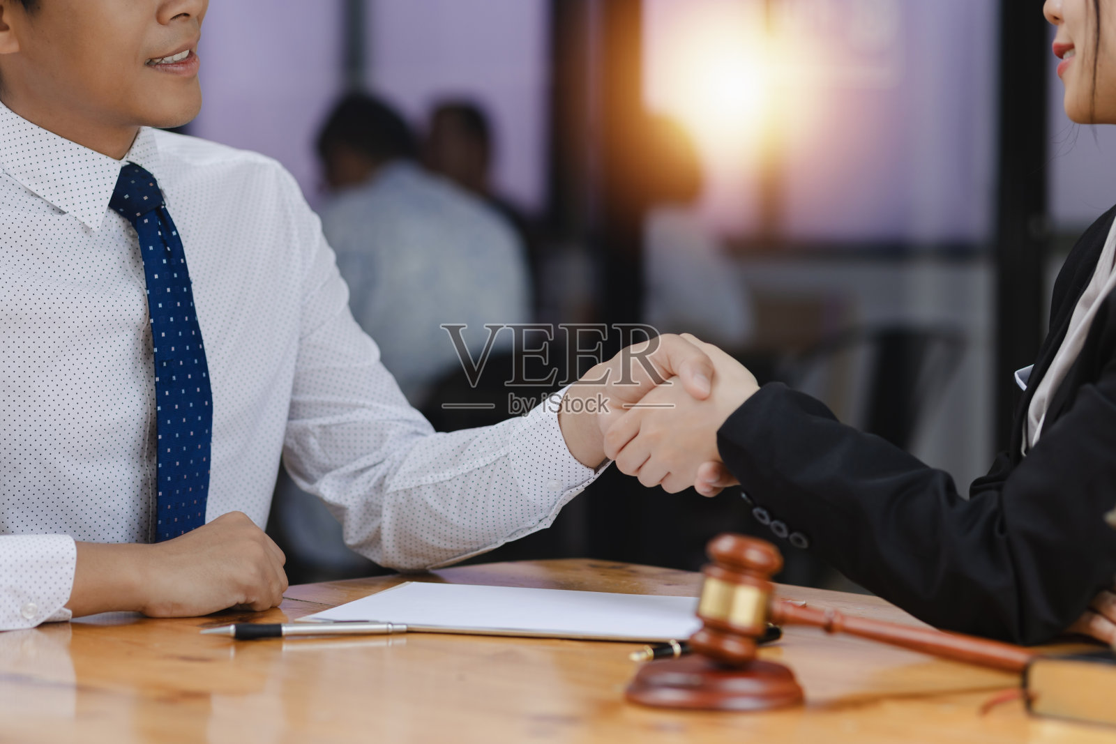 律师在法庭上使用合同文件和木槌，法律和法律服务概念。照片摄影图片