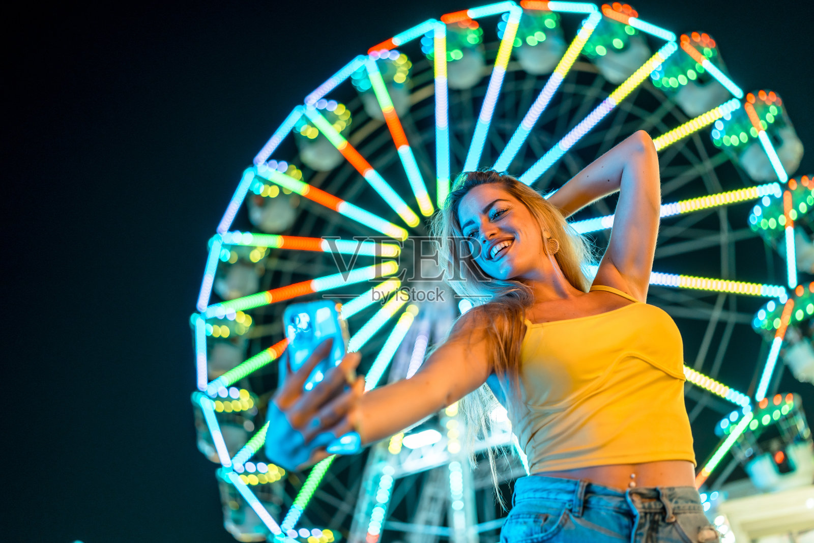 美女在游乐园夜间自拍照片摄影图片