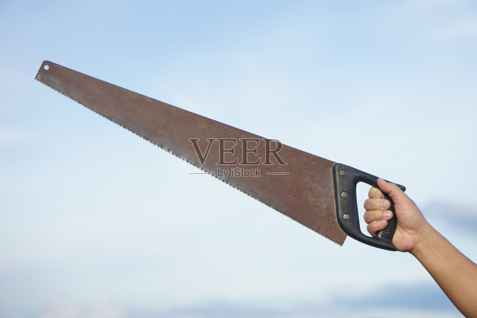 近距离木工手握旧锯。概念，刀具用于切割。木工、木制品及建筑工具。照片摄影图片