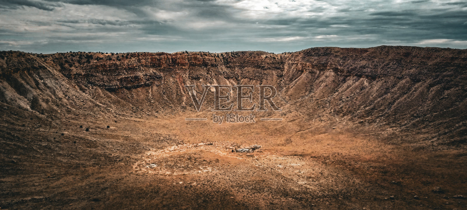 阴天的陨石坑照片摄影图片