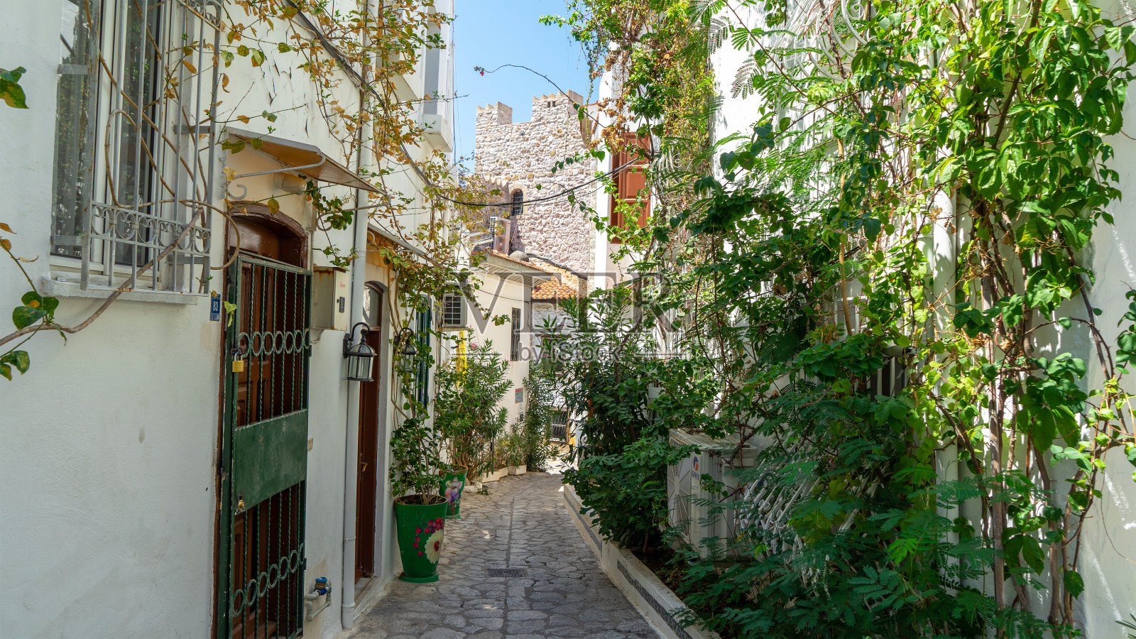 土耳其马尔马里斯老城狭窄的街道和绿色的植物。城市的历史部分。马尔马里斯城堡的城墙。在美丽的地方旅行、旅行和冒险照片摄影图片