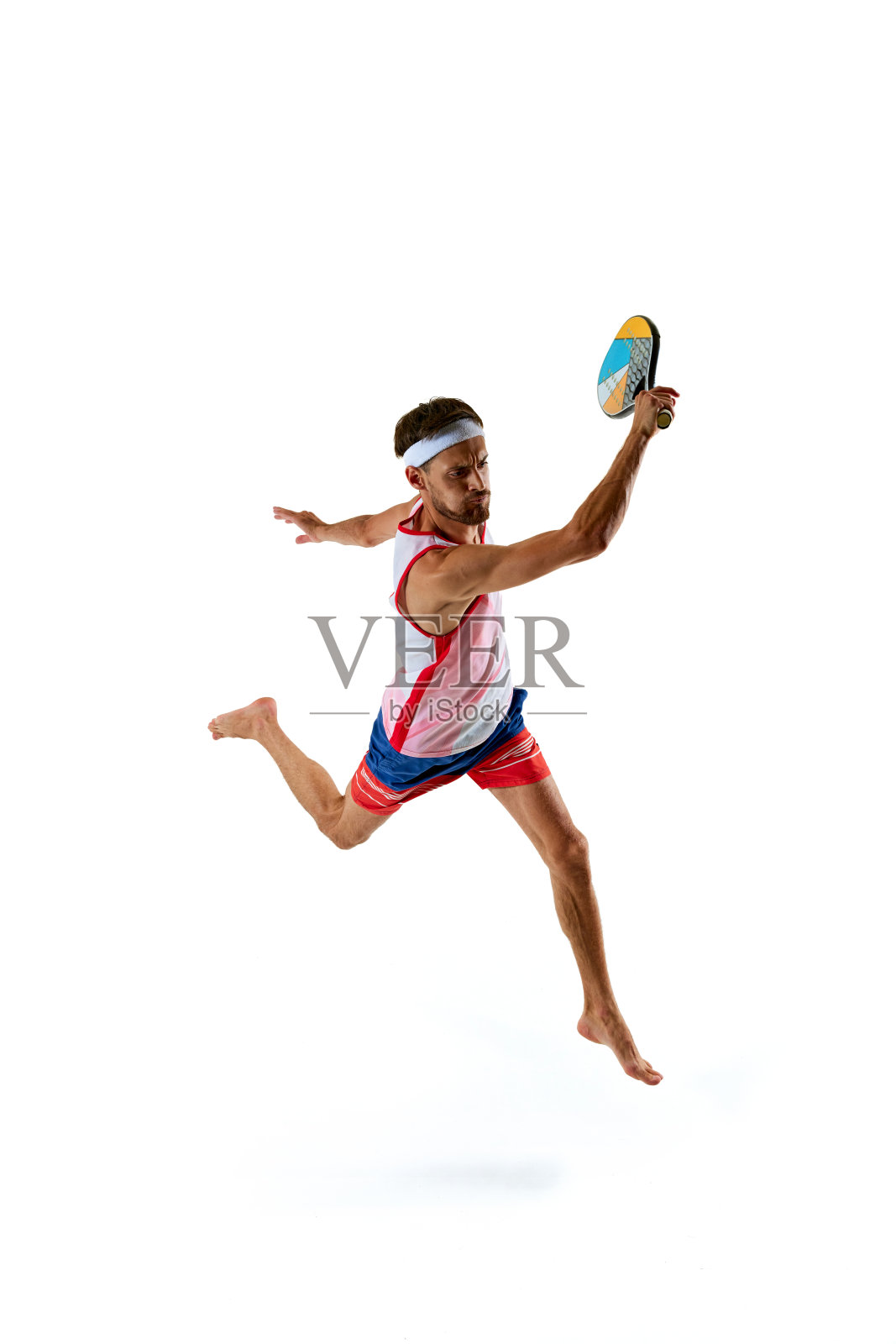 穿着运动服的男子网球运动员用五颜六色的球拍挥拍，击球，从上面看，孤立的白色背景照片摄影图片