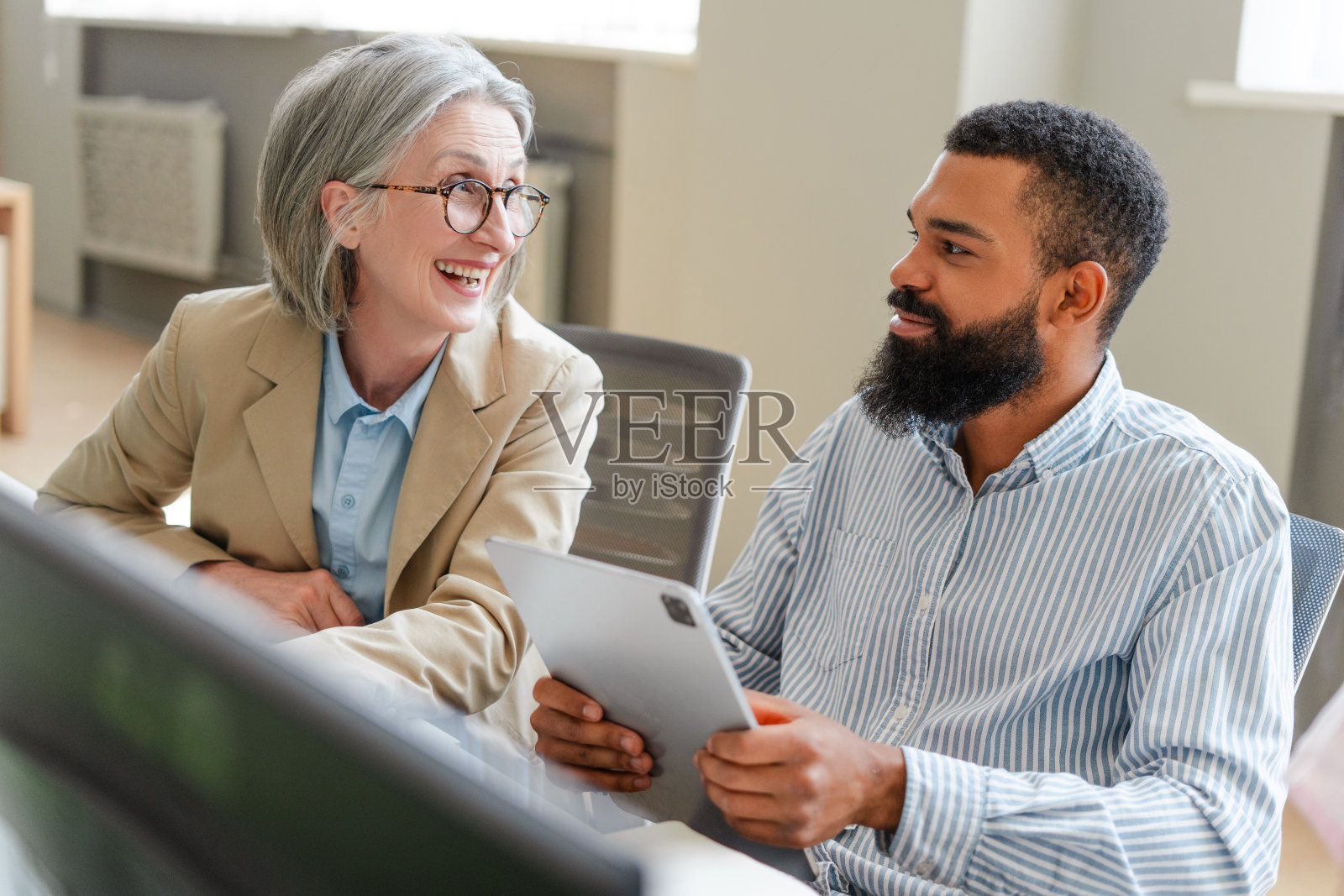 商务人士开会讨论平板电脑的工作，团队合作的概念照片摄影图片